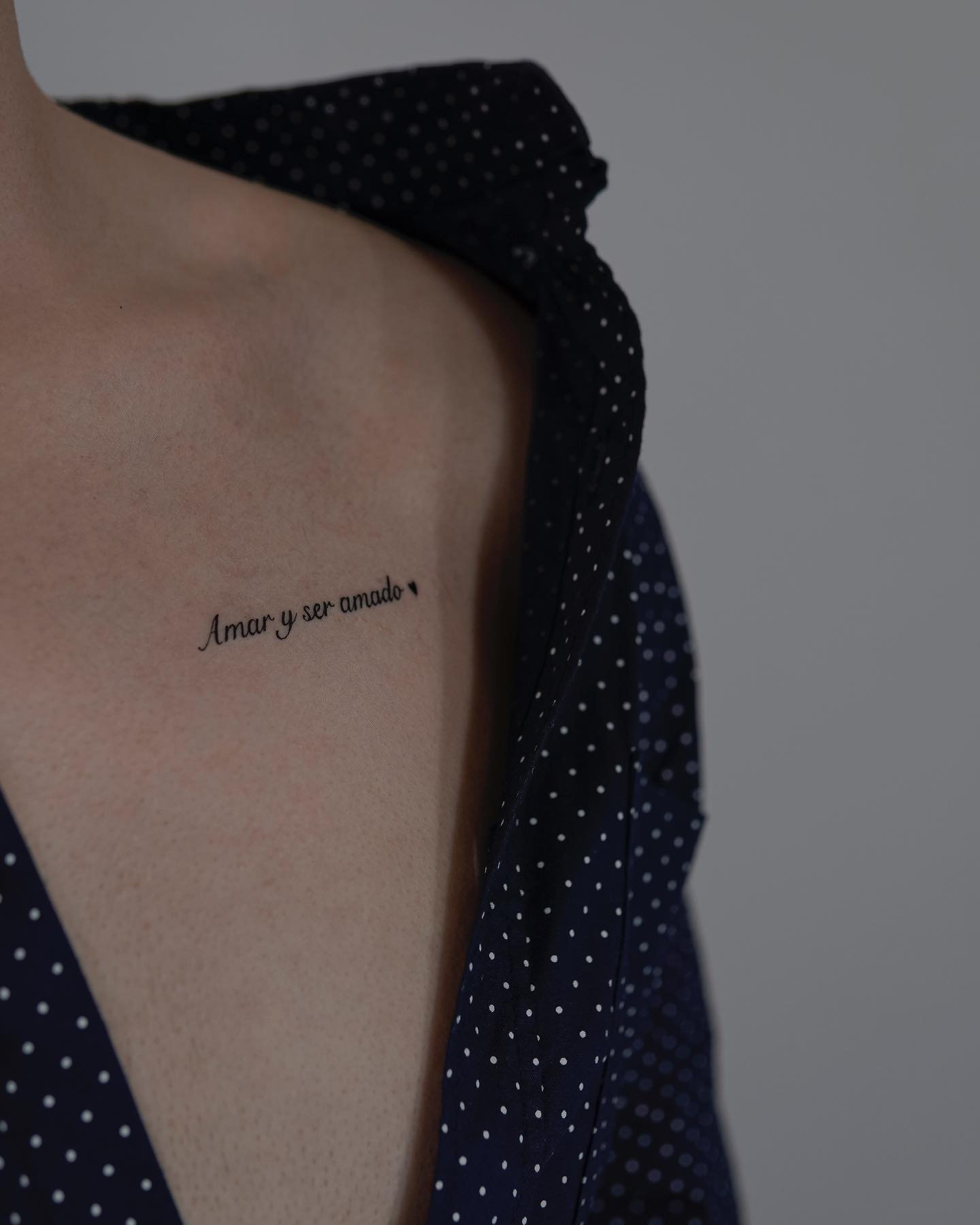 Tatuaje de destellos en costilla, línea fina Sinkply Madrid