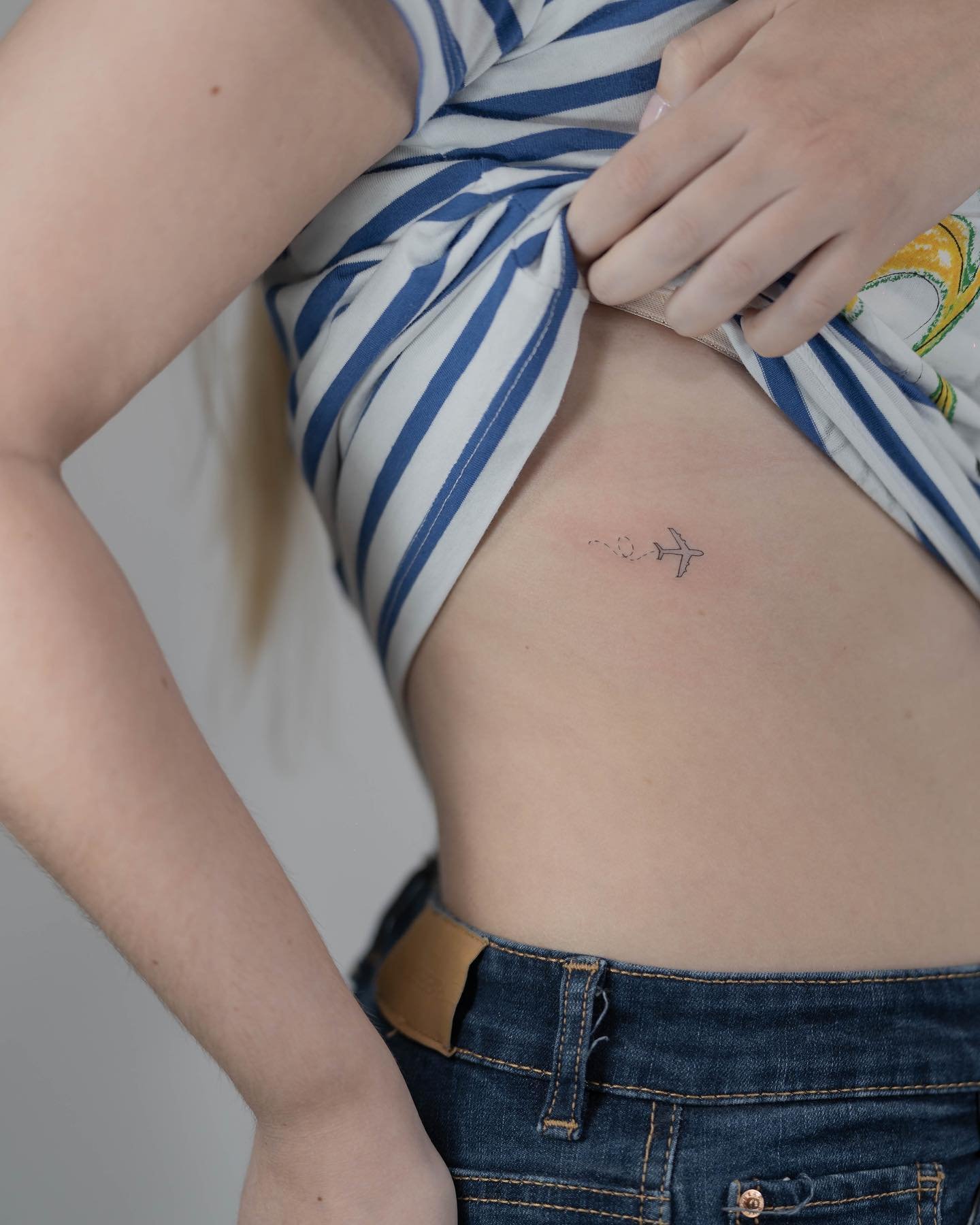 Tatuaje de destellos en costilla, línea fina Sinkply Madrid