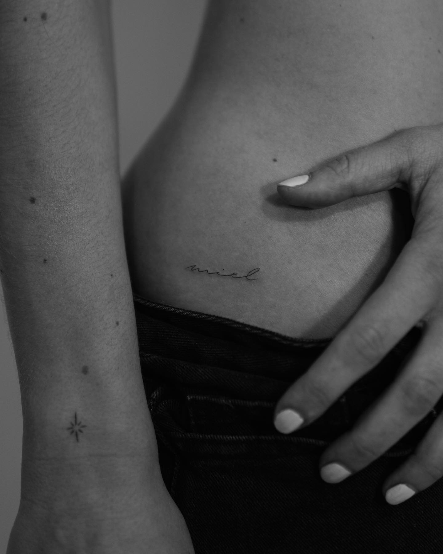 Tatuaje de destellos en costilla, línea fina Sinkply Madrid
