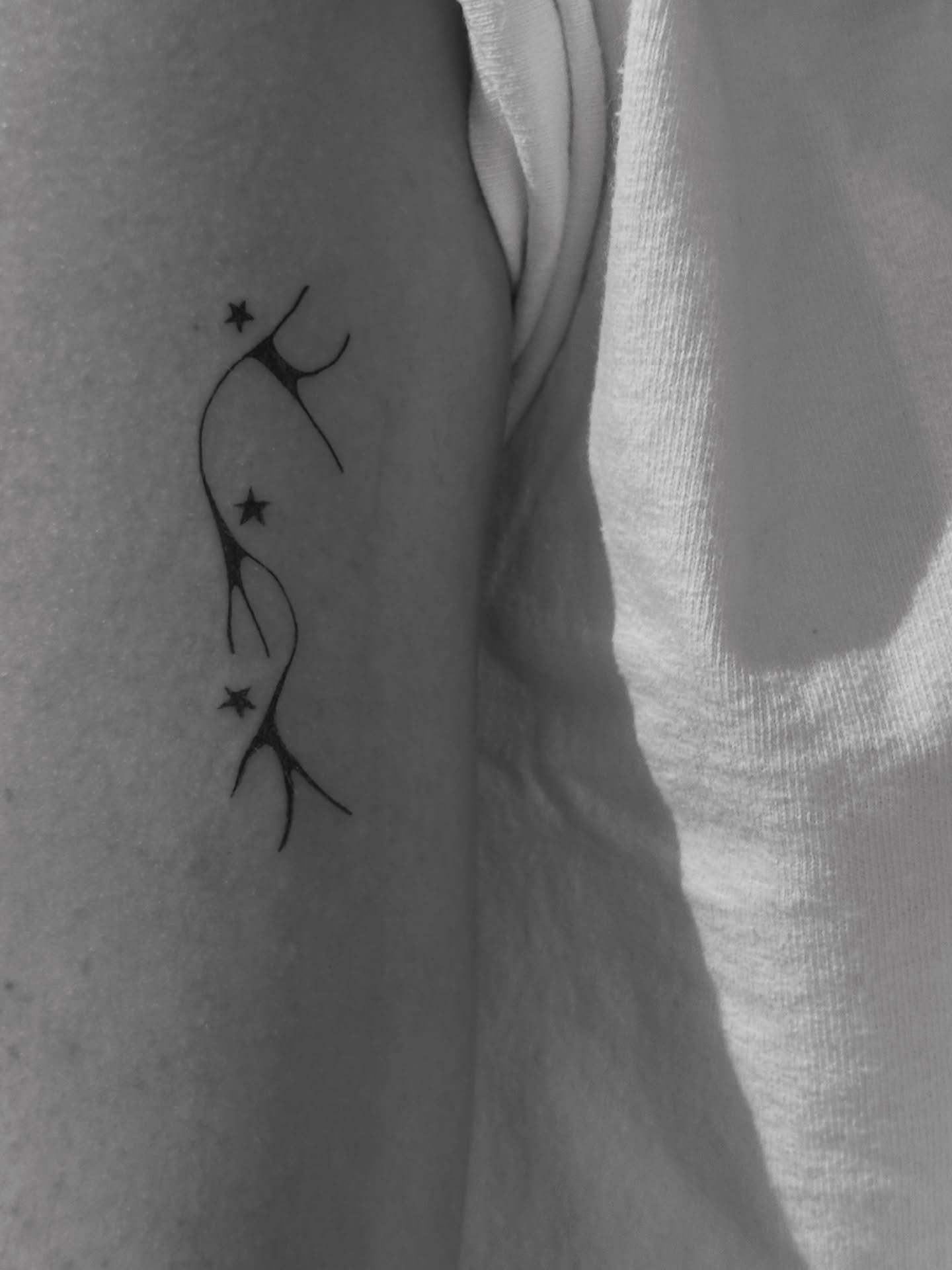 Tatuaje de destellos en costilla, línea fina Sinkply Madrid