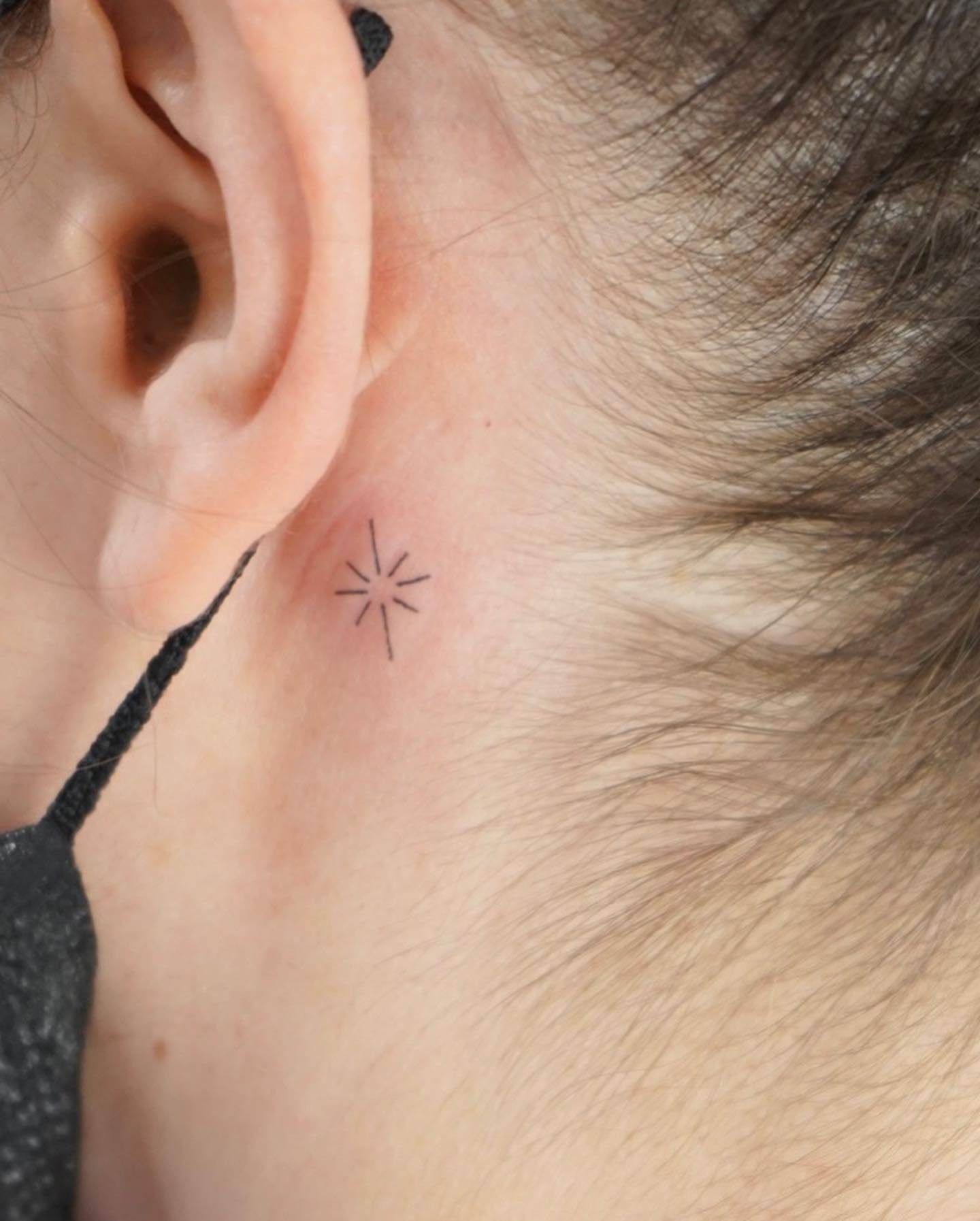 Tatuaje de destellos en cuello, línea fina Sinkply Madrid