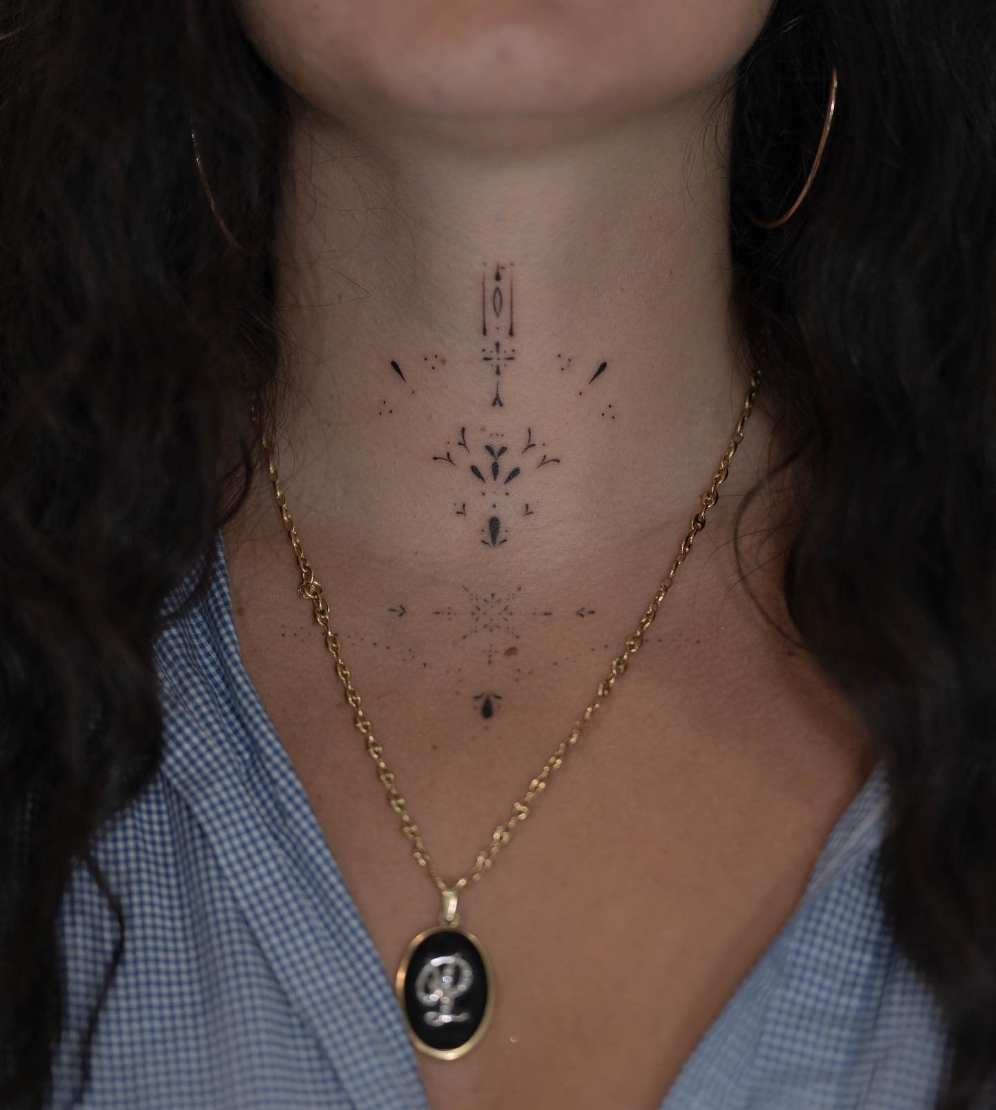 Tatuaje de destellos en cuello, línea fina Sinkply Madrid