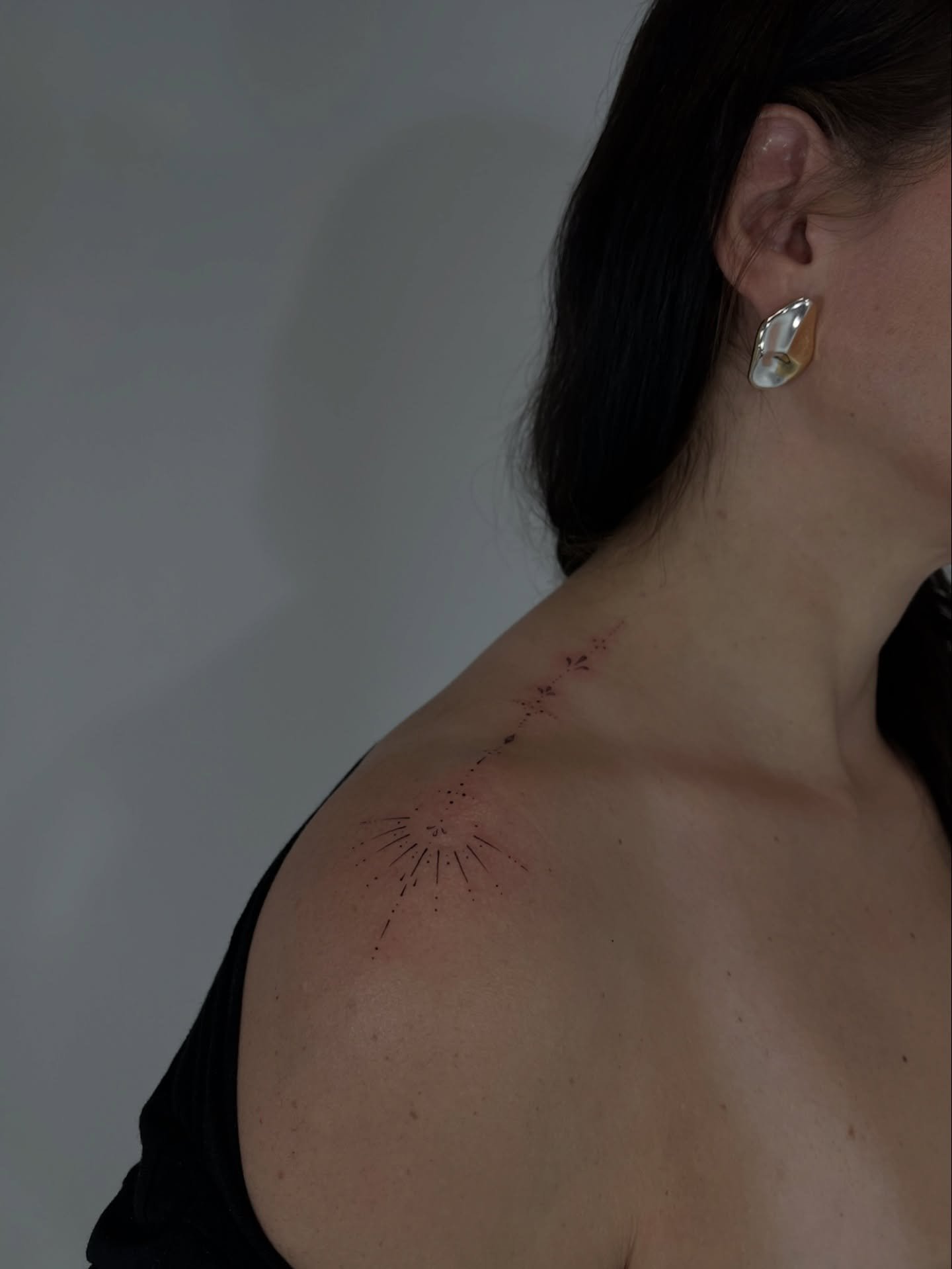 Tatuaje de destellos en cuello, línea fina Sinkply Madrid