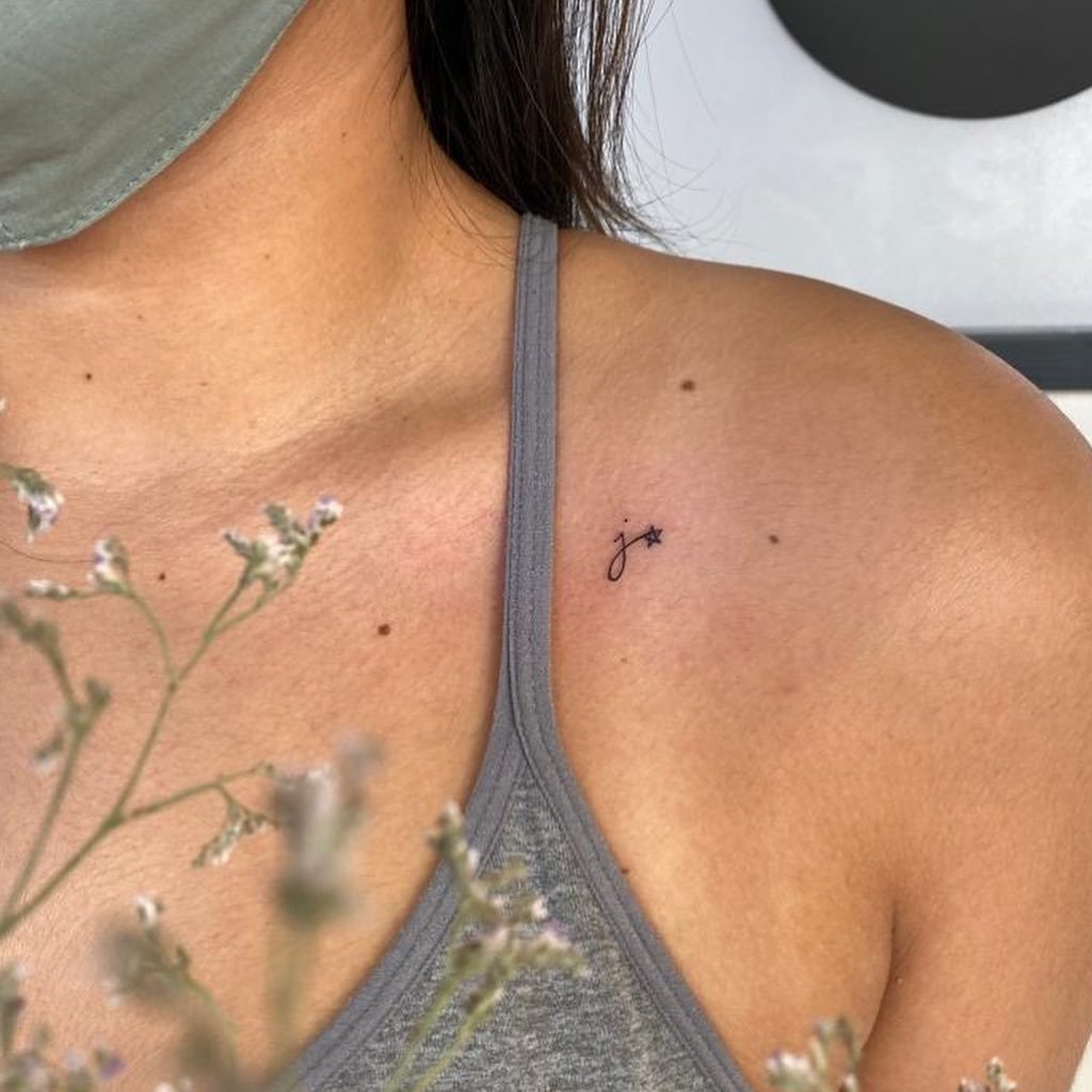 Tatuaje de destellos en espalda, línea fina Sinkply Madrid
