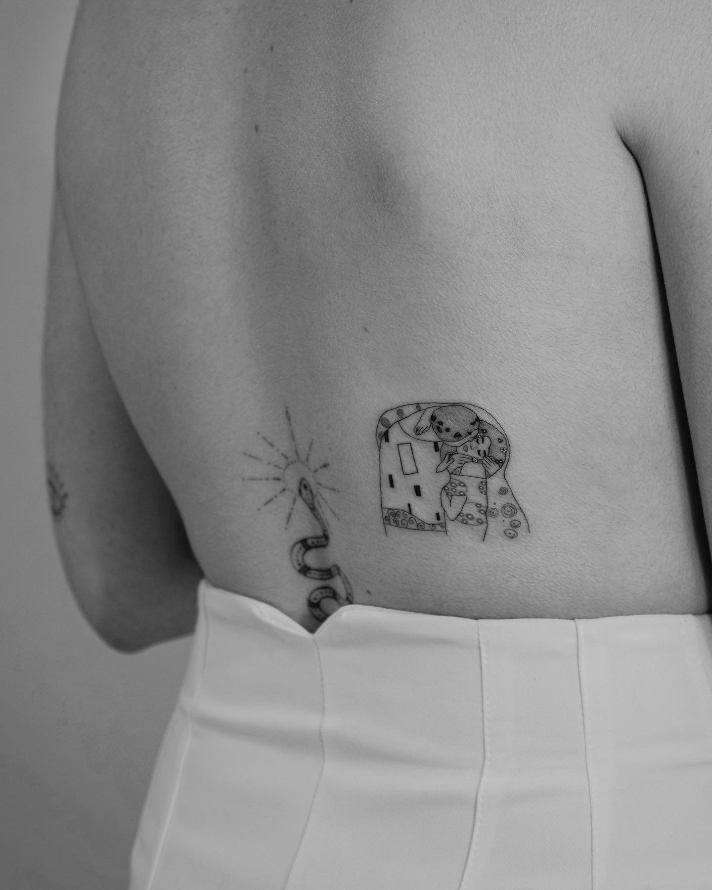 Tatuaje de destellos en espalda, línea fina Sinkply Madrid