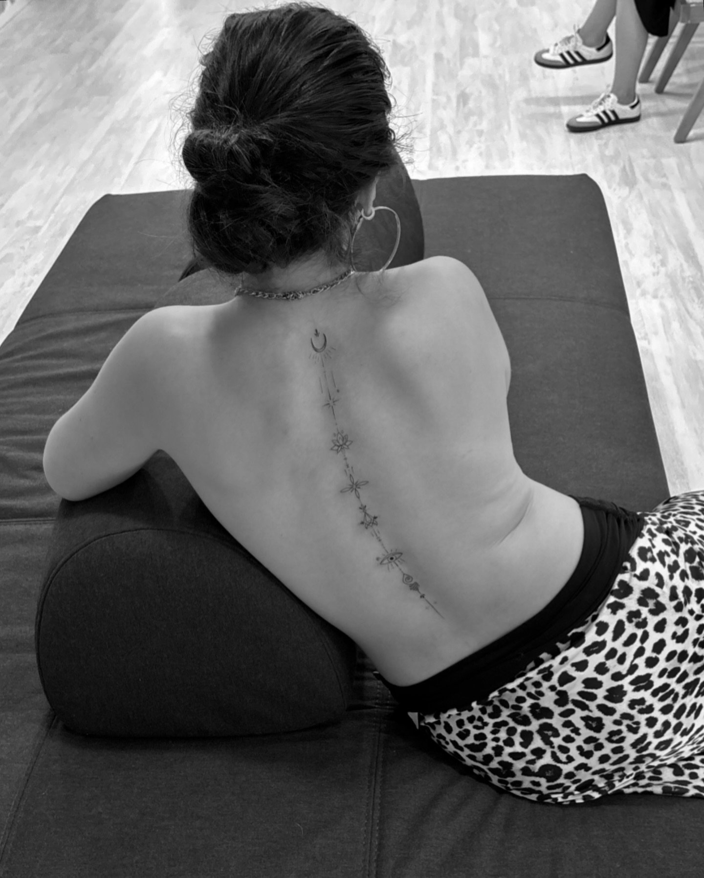 Tatuaje de destellos en espalda, línea fina Sinkply Madrid