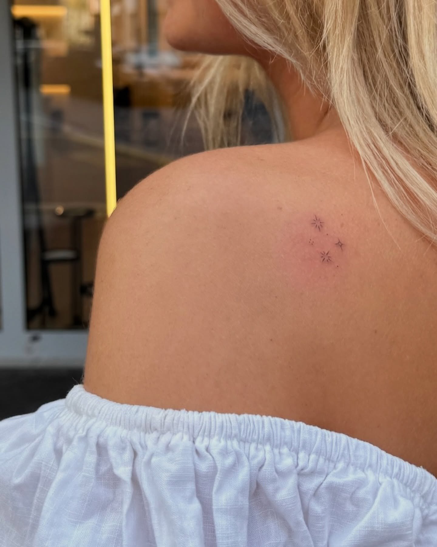 Tatuaje de destellos en espalda, línea fina Sinkply Madrid