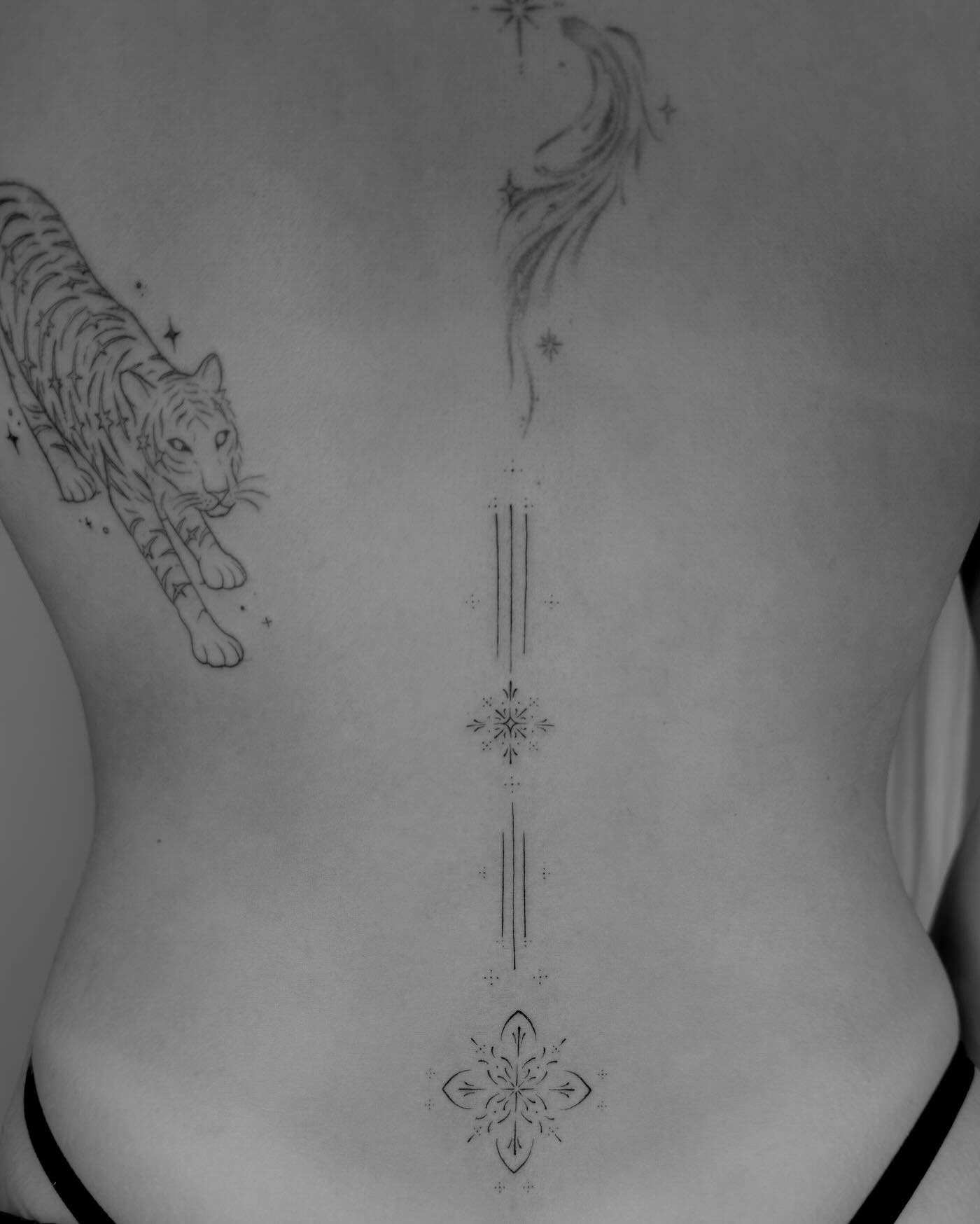 Tatuaje de destellos en espalda, línea fina Sinkply Madrid