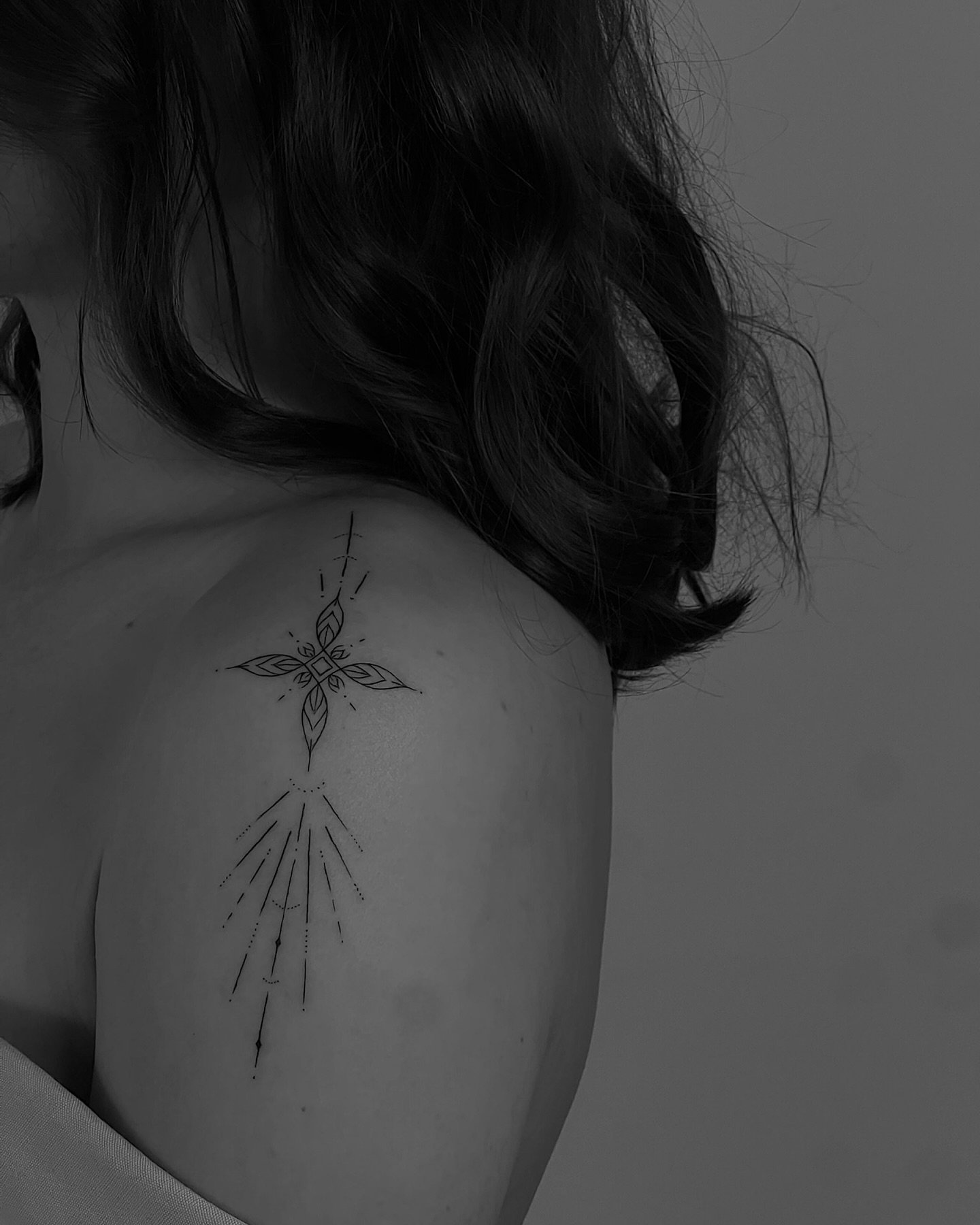 Tatuaje de destellos en espalda, línea fina Sinkply Madrid