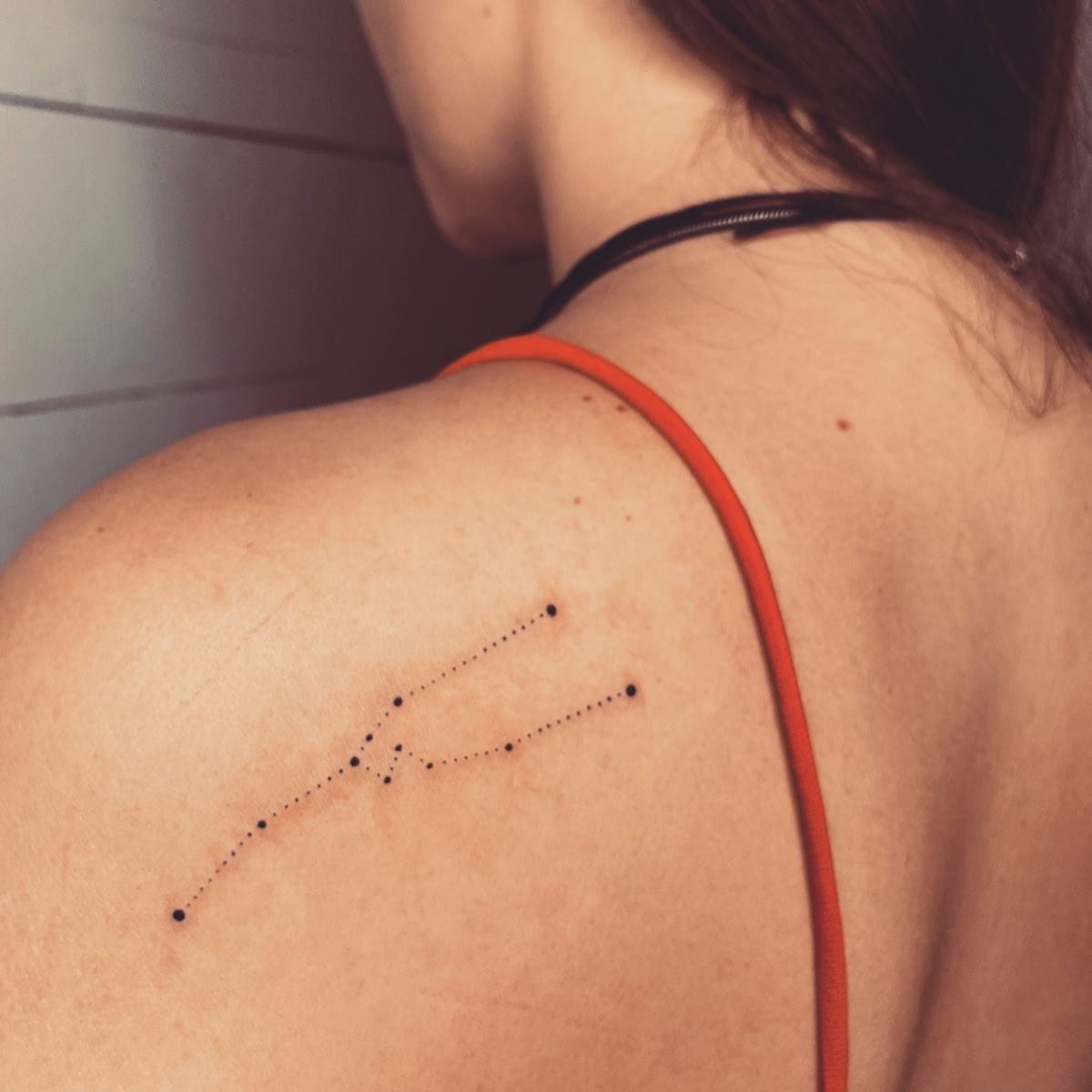 Tatuaje de destellos en hombro, línea fina Sinkply Madrid