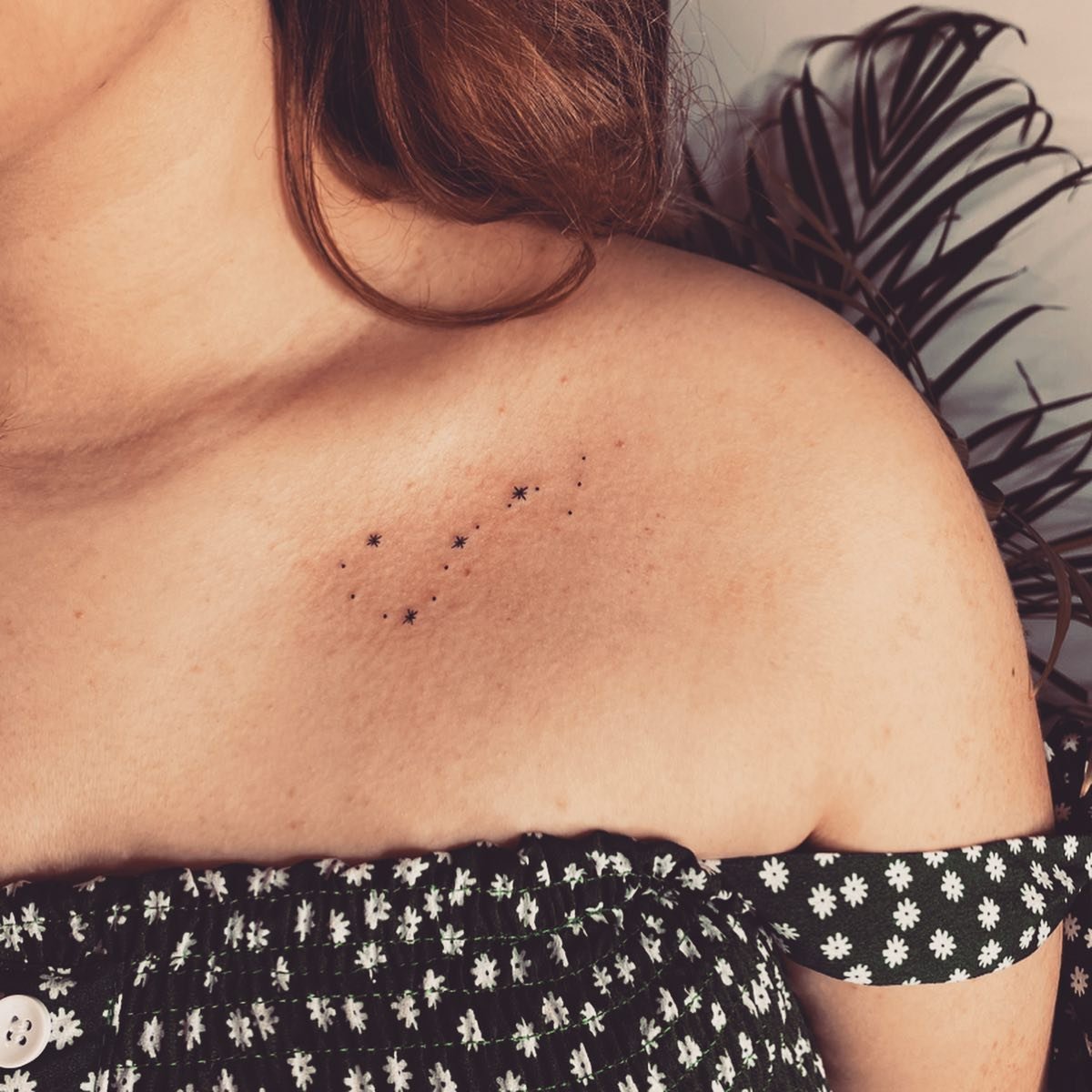 Tatuaje de destellos en hombro, línea fina Sinkply Madrid