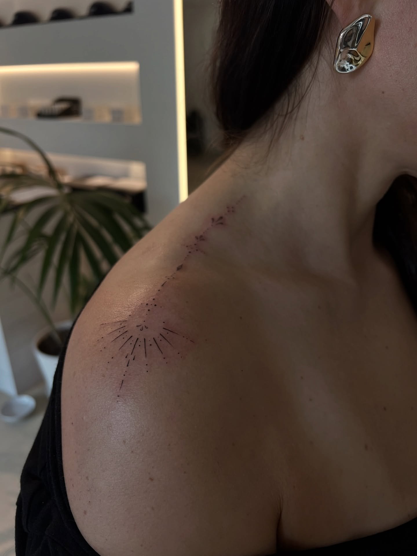 Tatuaje de destellos en hombro, línea fina Sinkply Madrid