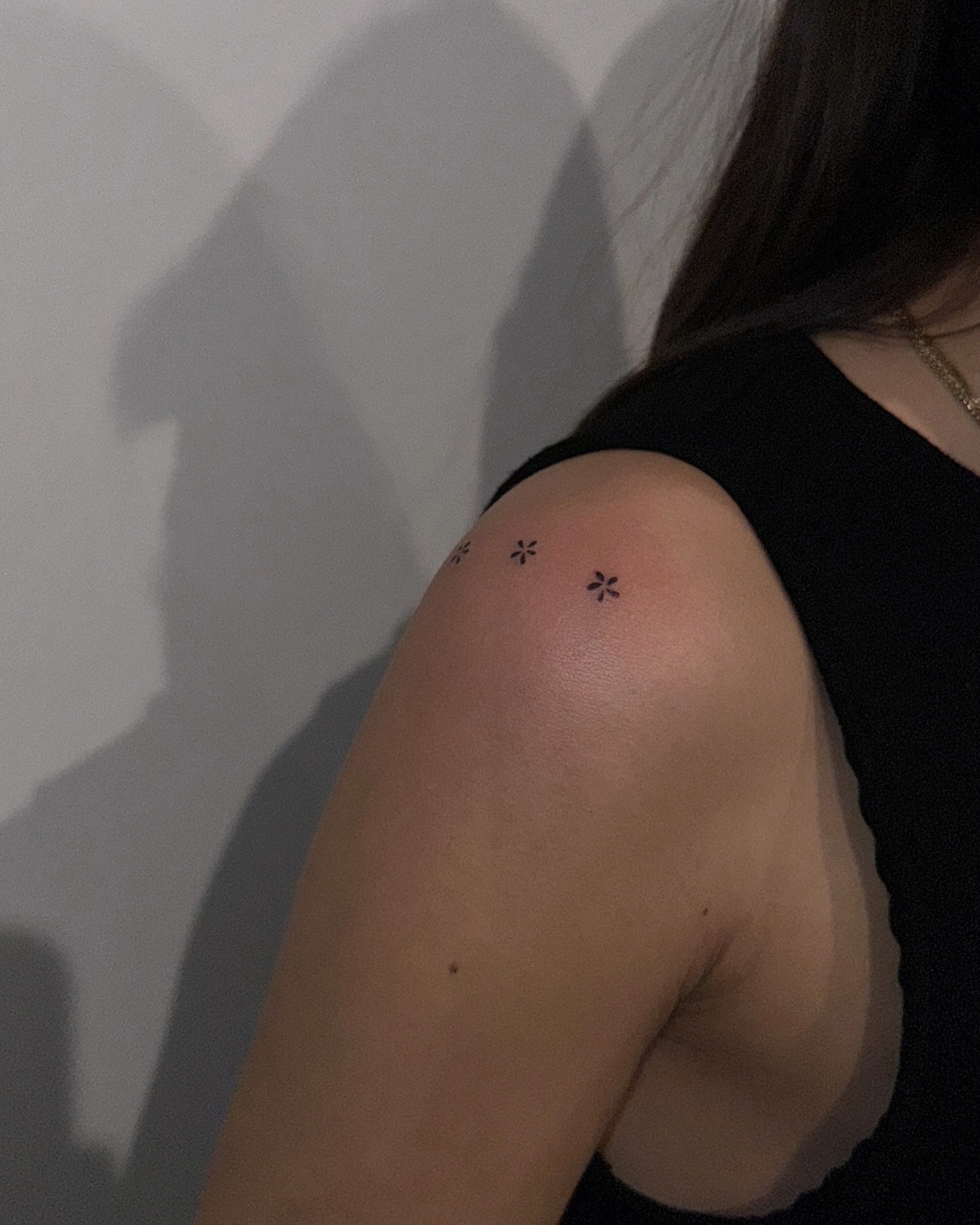 Tatuaje de destellos en hombro, línea fina Sinkply Madrid