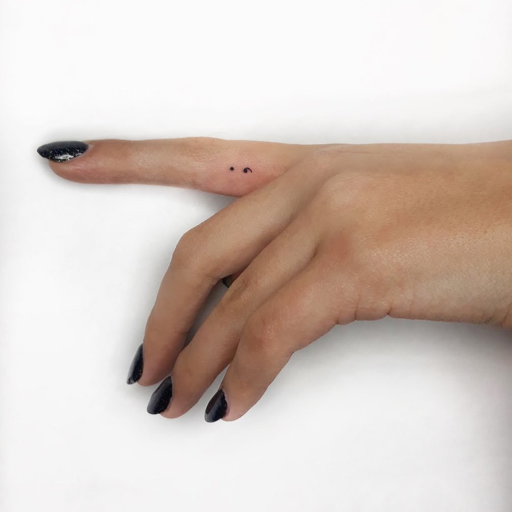 Tatuaje de destellos en mano, línea fina Sinkply Madrid