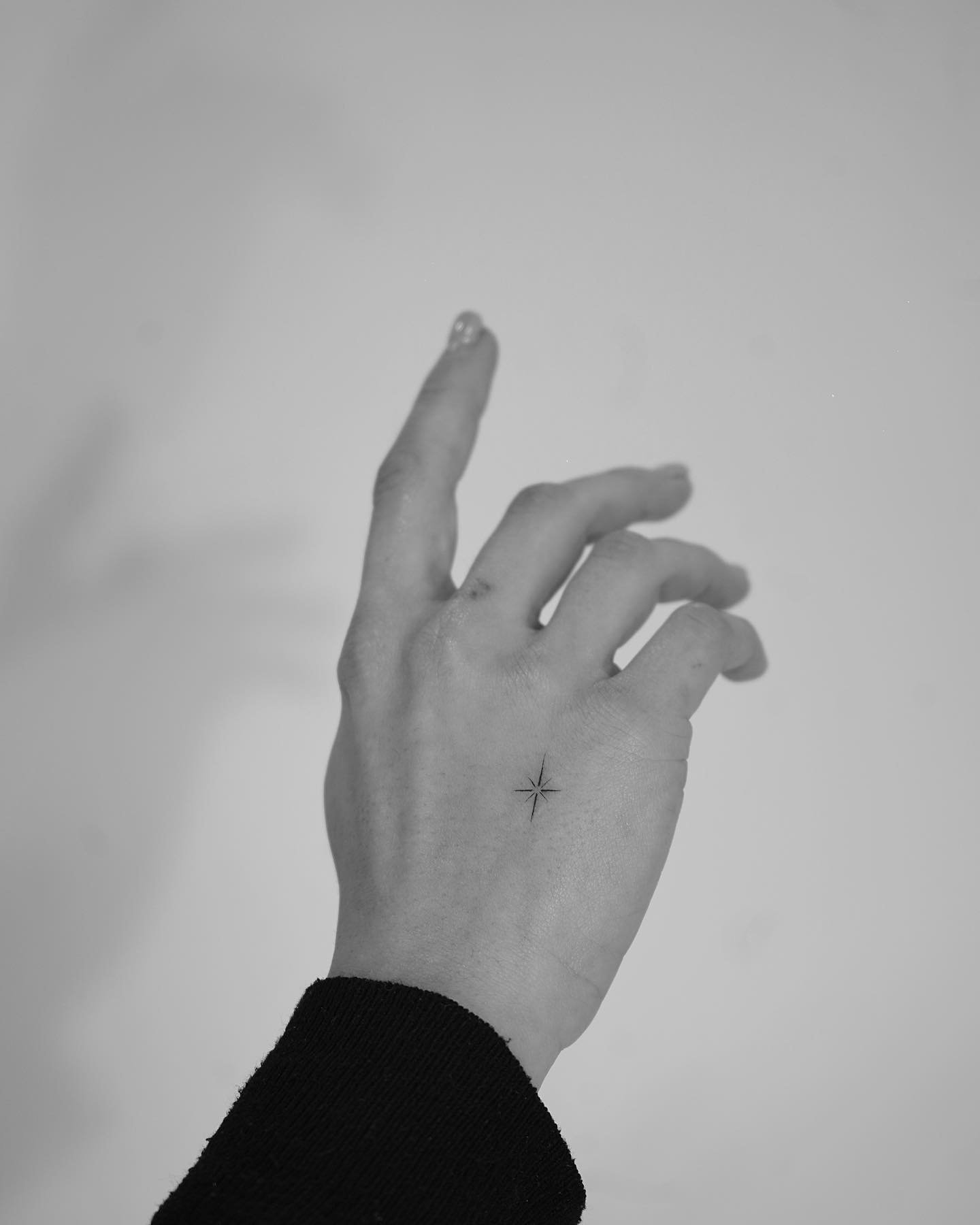 Tatuaje de destellos en mano, línea fina Sinkply Madrid