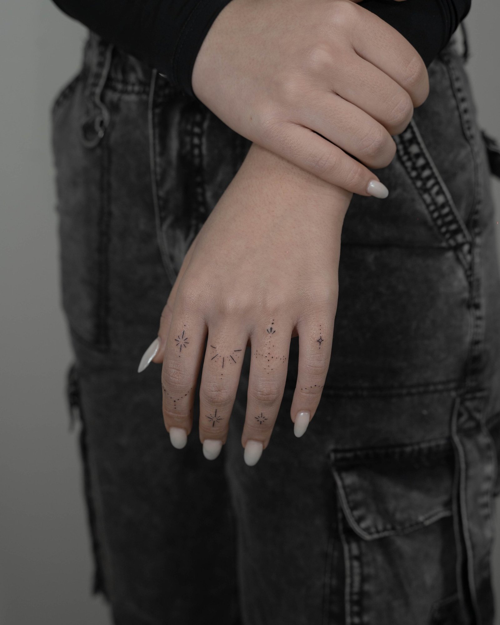 Tatuaje de destellos en mano, línea fina Sinkply Madrid