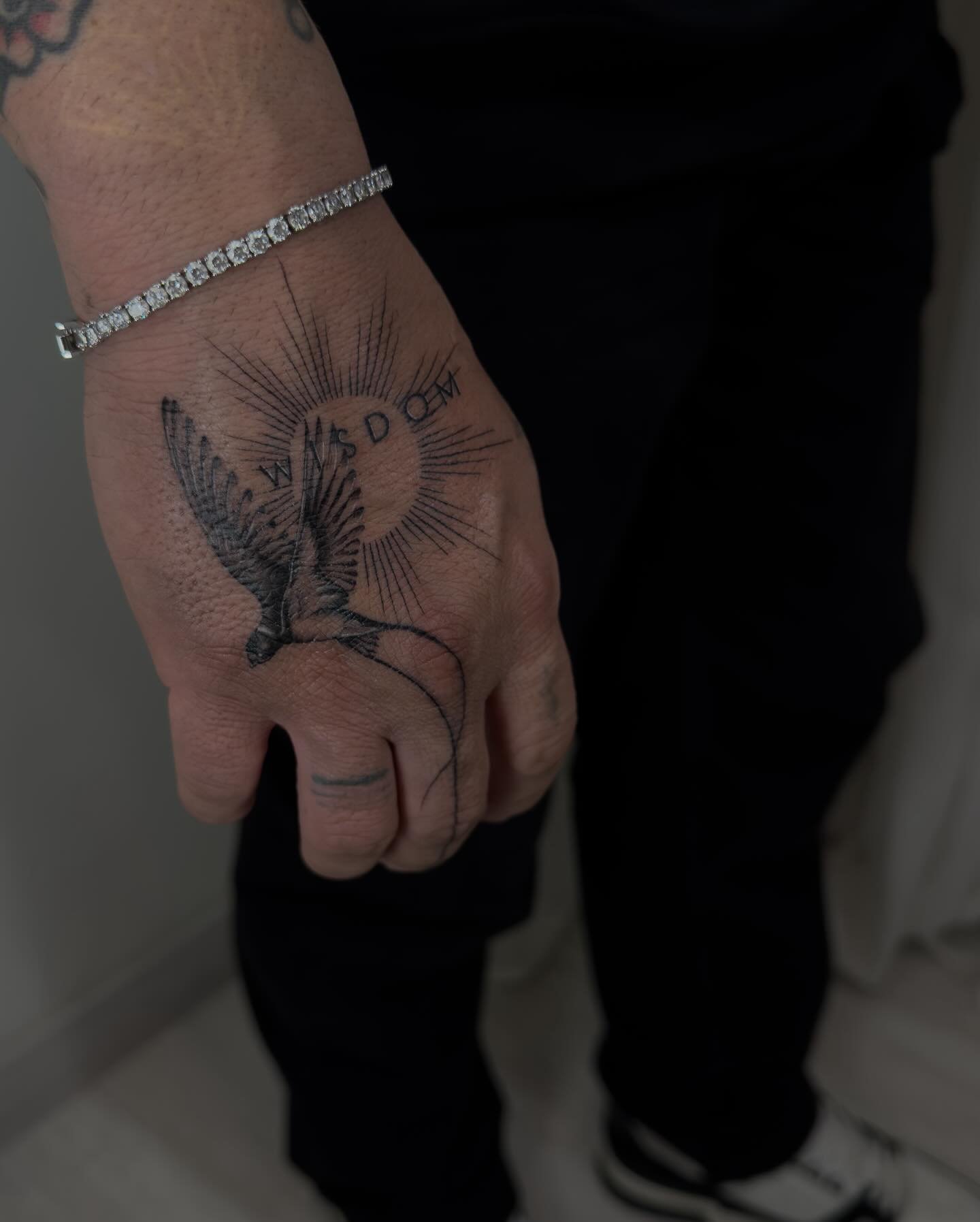 Tatuaje de destellos en mano, línea fina Sinkply Madrid