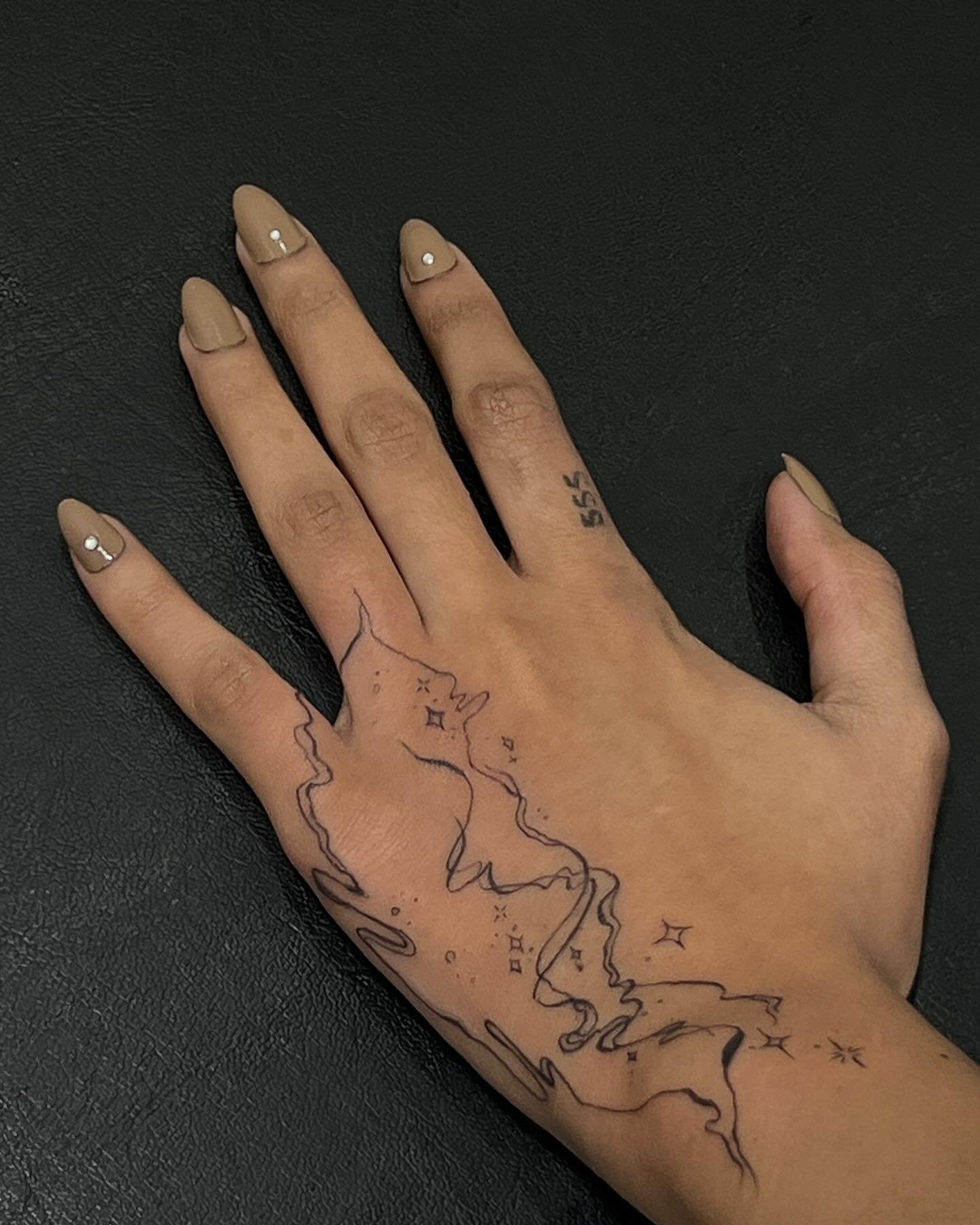 Tatuaje de destellos en mano, línea fina Sinkply Madrid