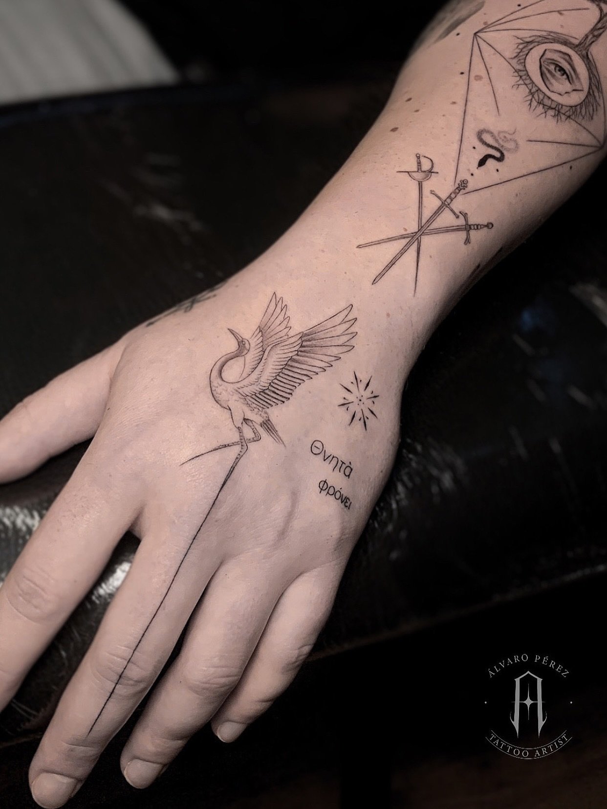Tatuaje de destellos en mano, línea fina Sinkply Madrid