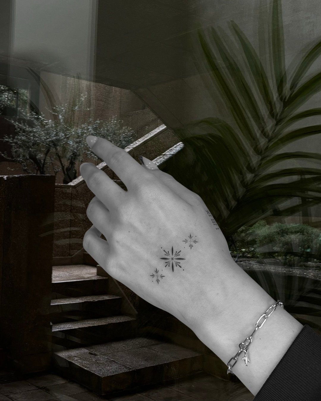 Tatuaje de destellos en mano, línea fina Sinkply Madrid