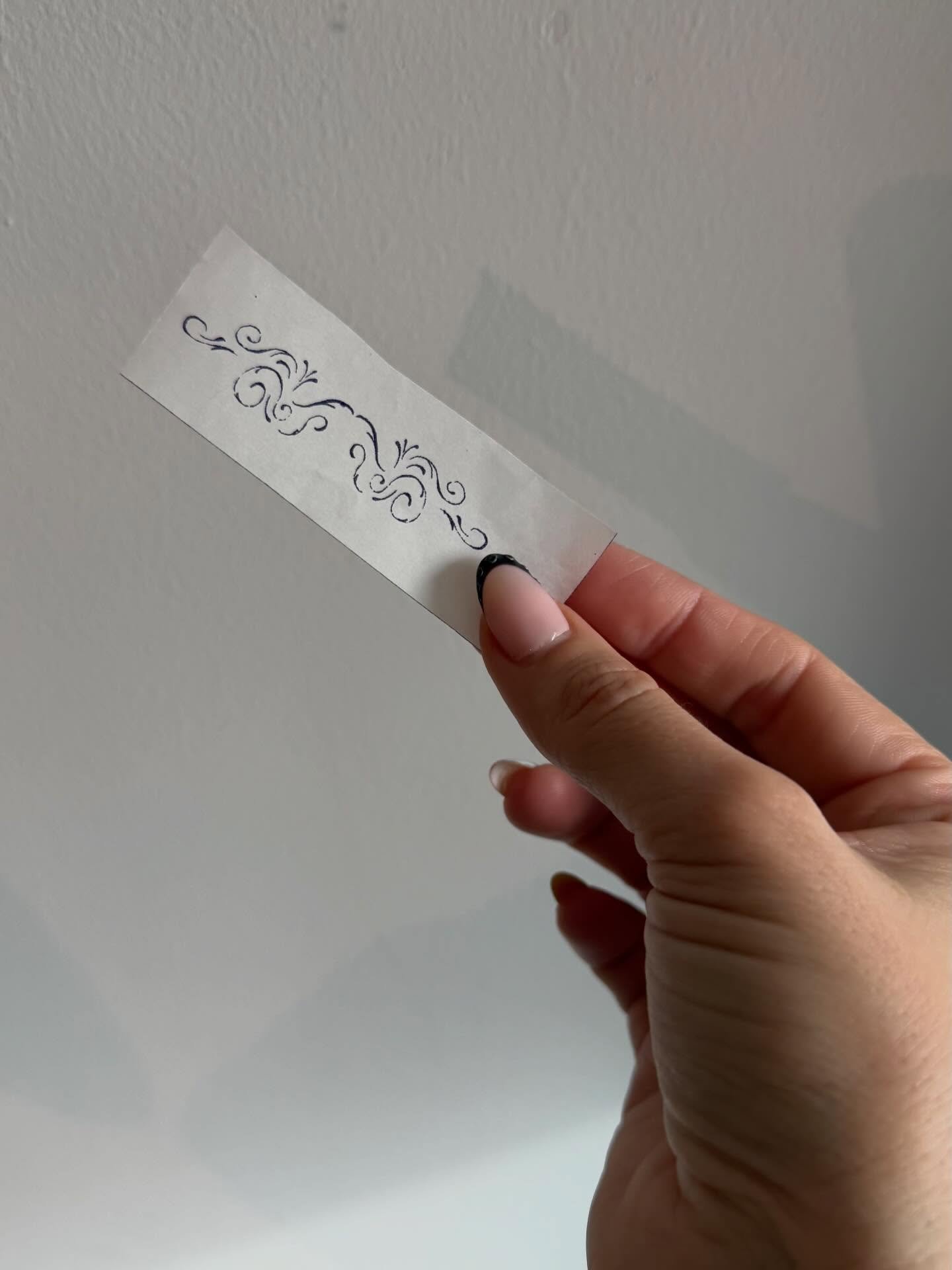 Tatuaje de destellos en mano, línea fina Sinkply Madrid