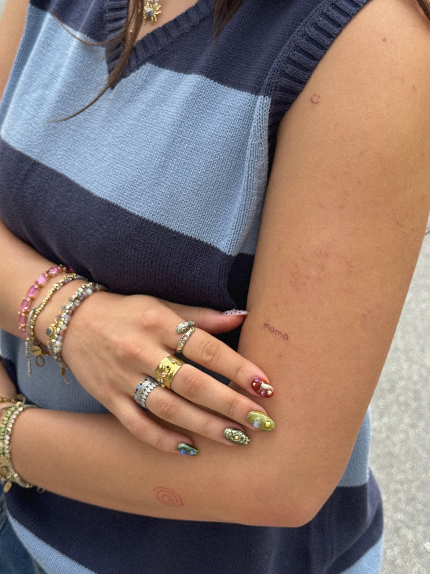 Tatuaje de destellos en mano, línea fina Sinkply Madrid