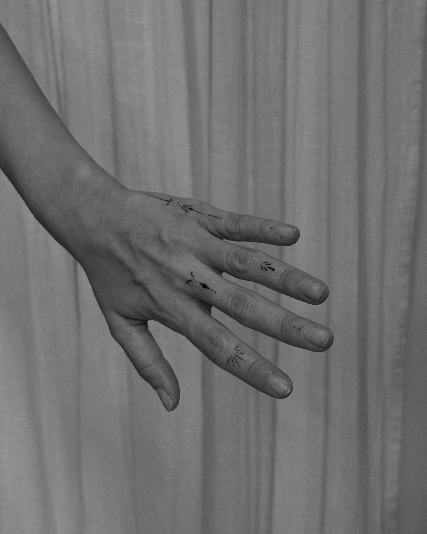 Tatuaje de destellos en mano, línea fina Sinkply Madrid