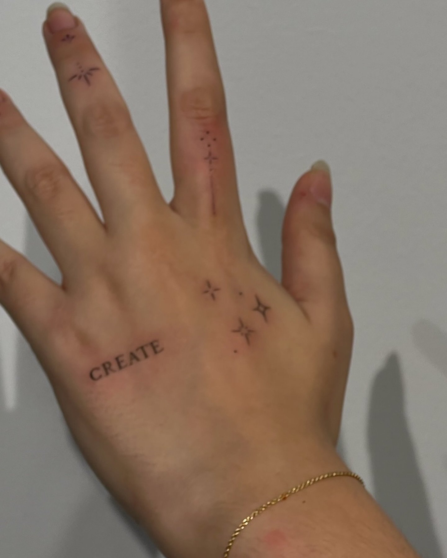 Tatuaje de destellos en mano, línea fina Sinkply Madrid