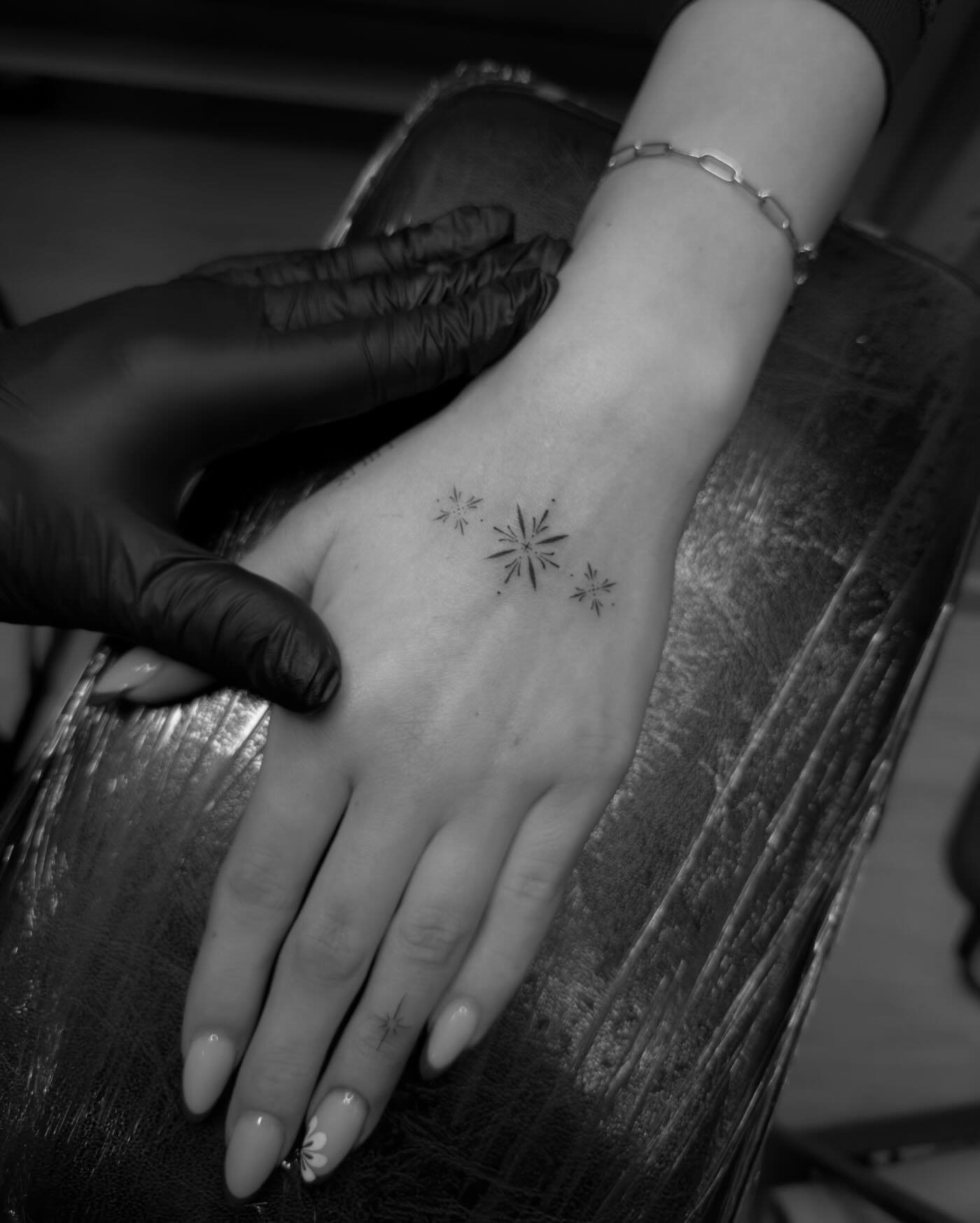 Tatuaje de destellos en mano, línea fina Sinkply Madrid