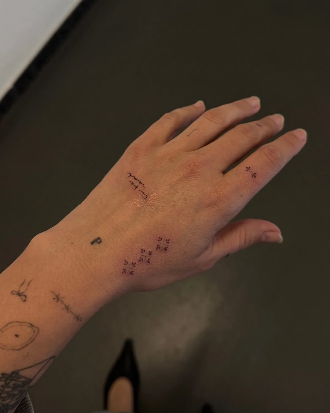 Tatuaje de destellos en mano, línea fina Sinkply Madrid