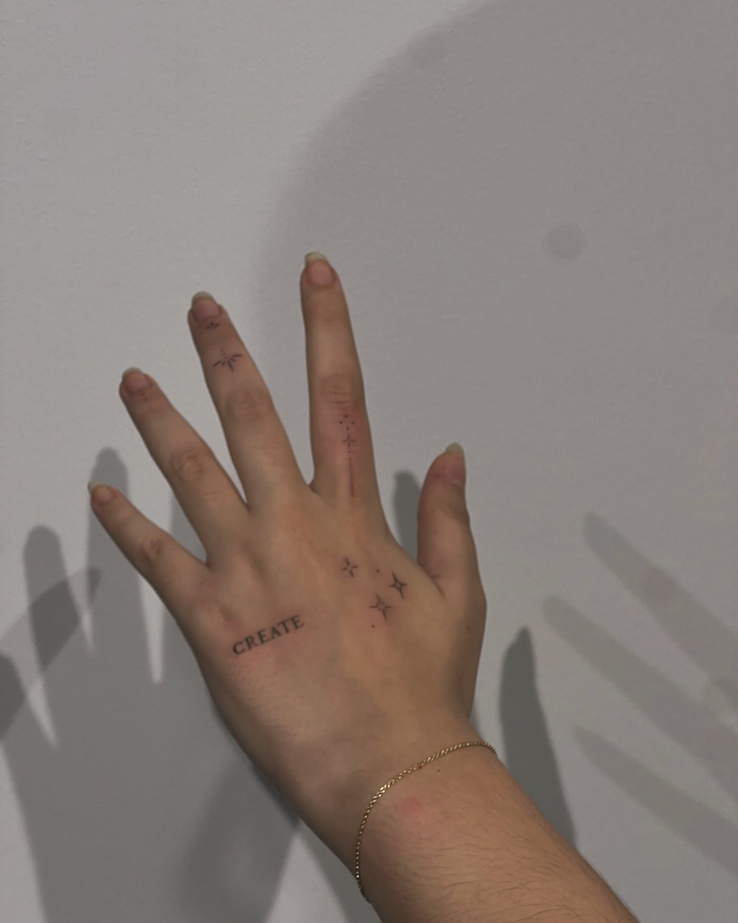 Tatuaje de destellos en mano, línea fina Sinkply Madrid