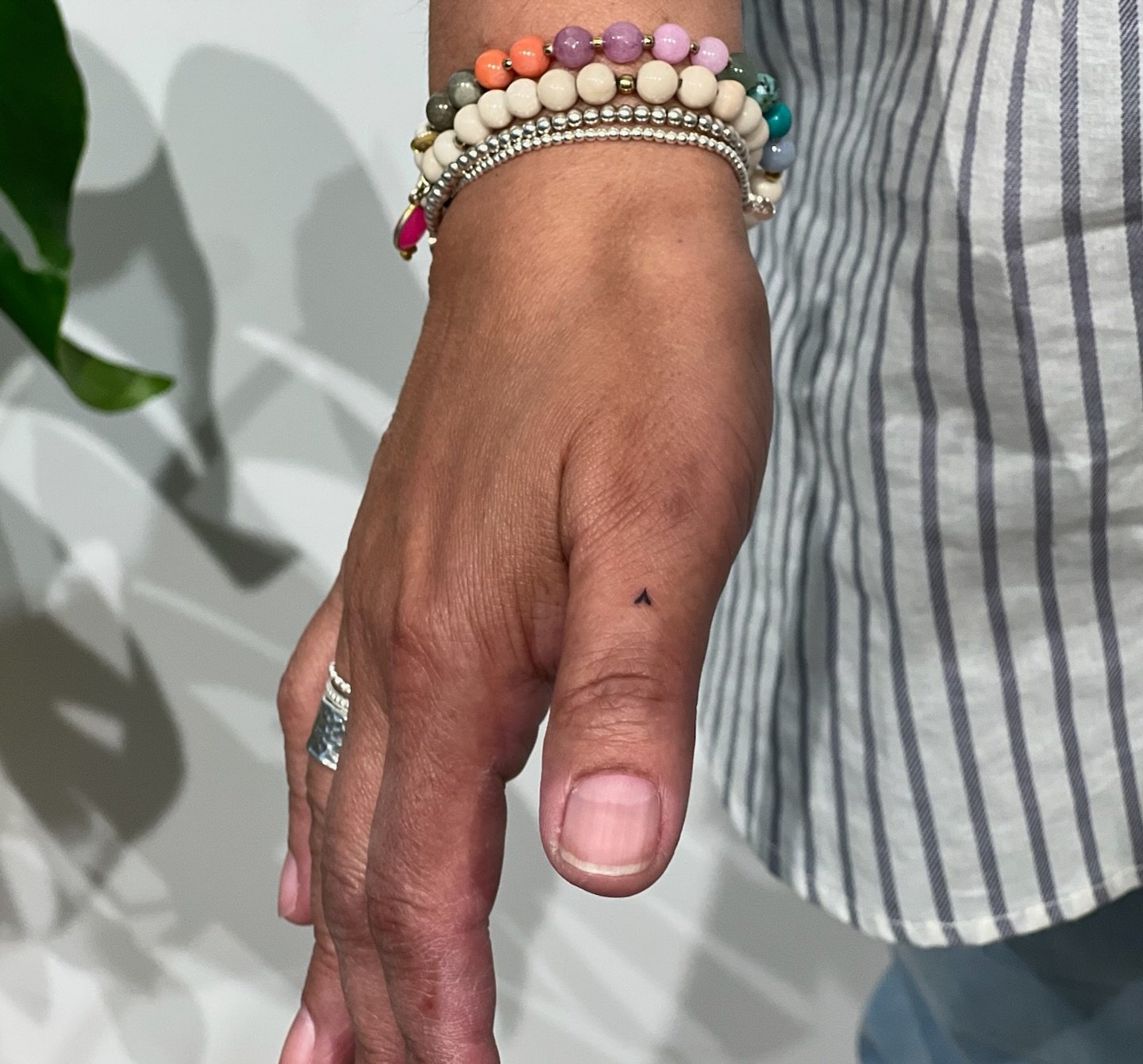 Tatuaje de destellos en mano, línea fina Sinkply Madrid
