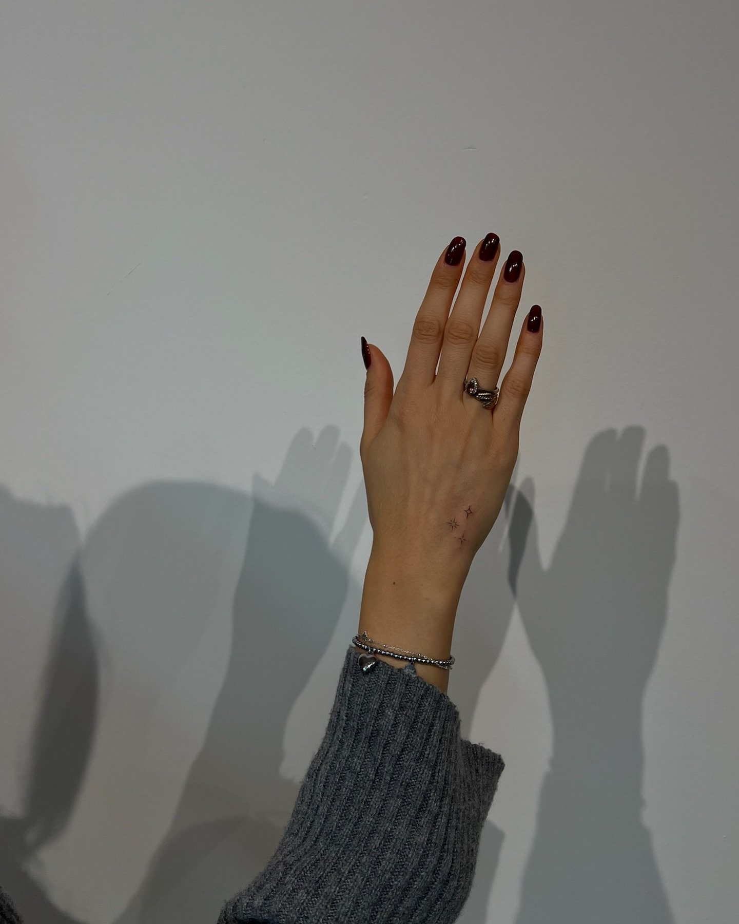 Tatuaje de destellos en mano, línea fina Sinkply Madrid