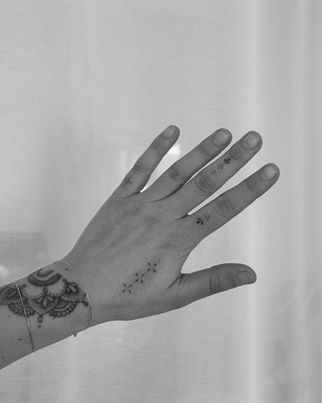 Tatuaje de destellos en mano, línea fina Sinkply Madrid