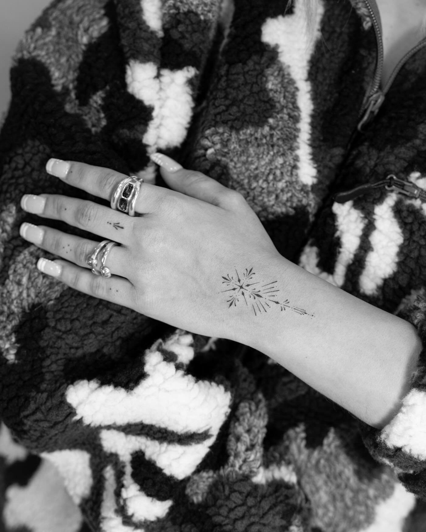 Tatuaje de destellos en mano, línea fina Sinkply Madrid