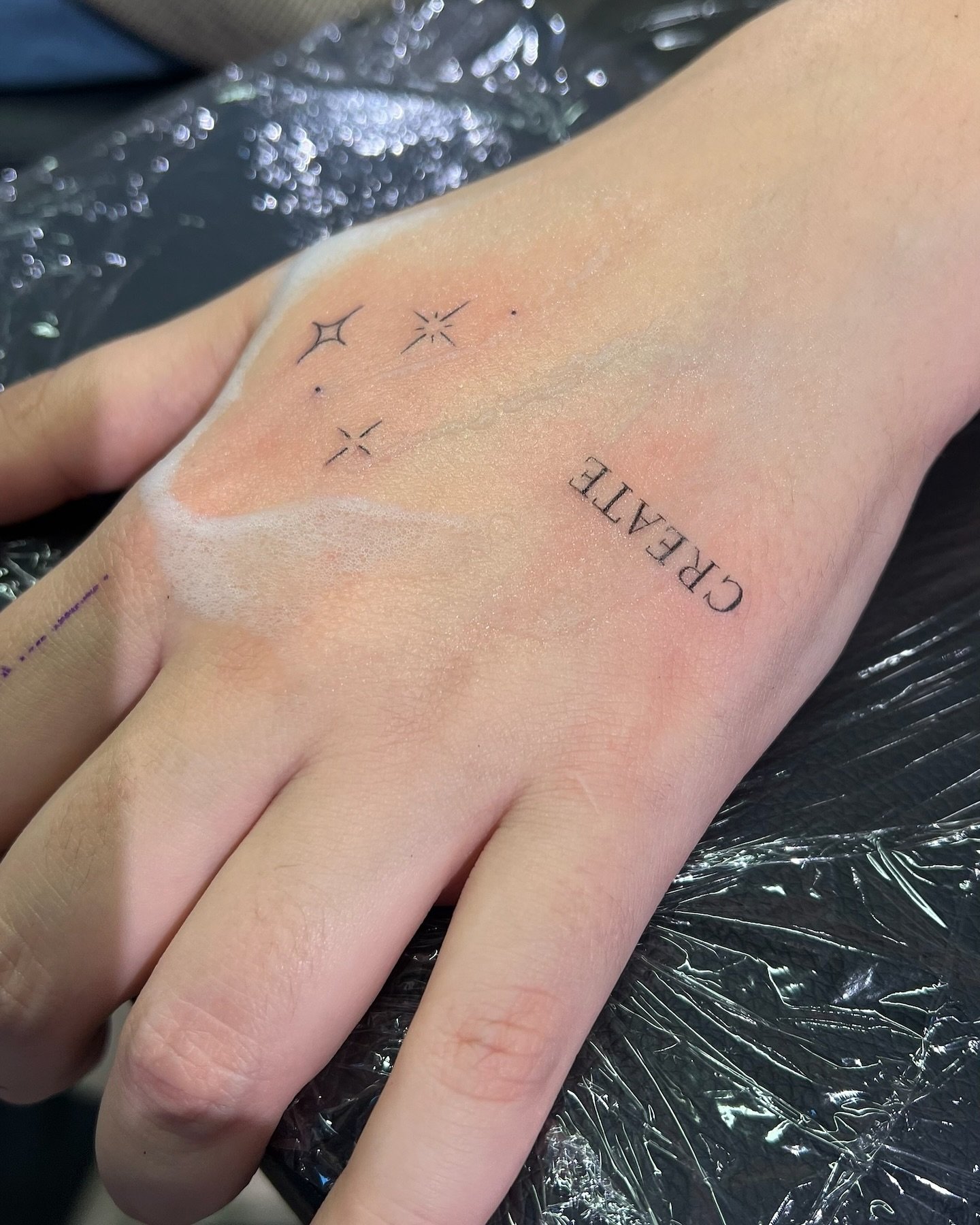 Tatuaje de destellos en mano, línea fina Sinkply Madrid
