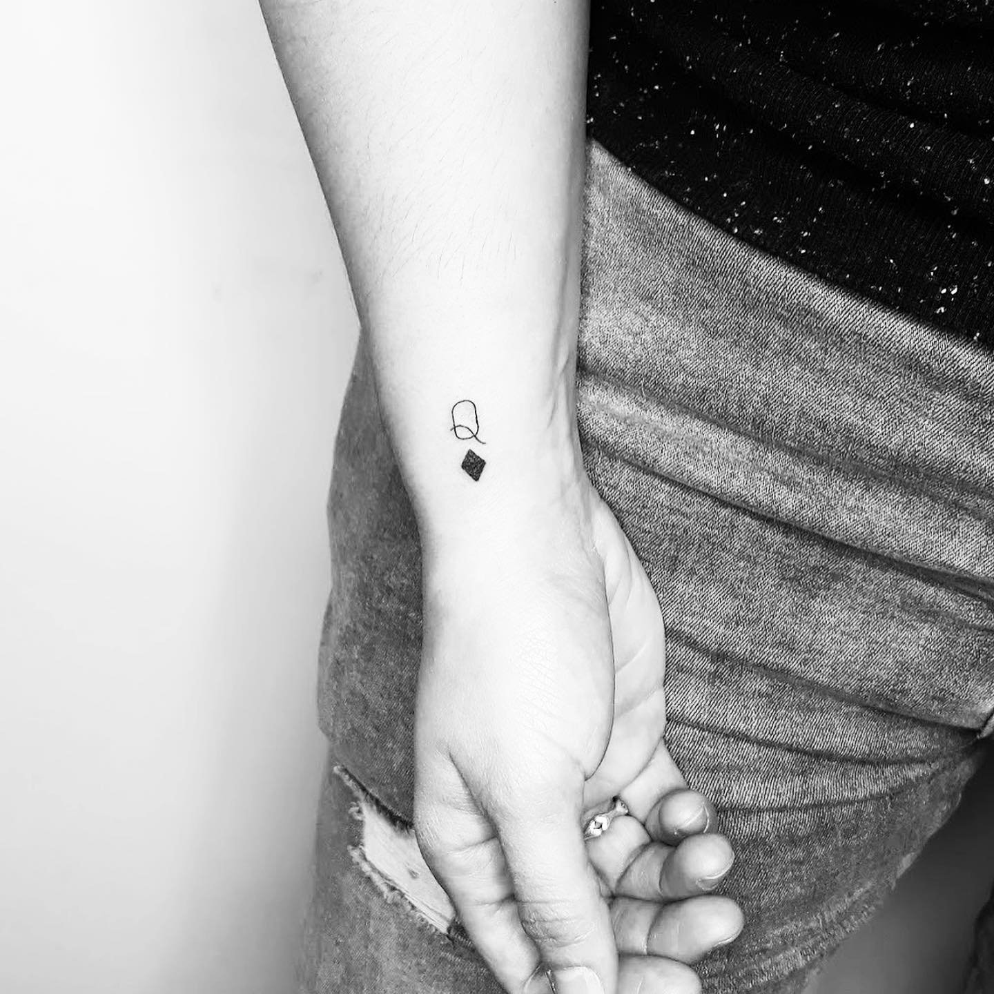 Tatuaje de destellos en mano, línea fina Sinkply Madrid