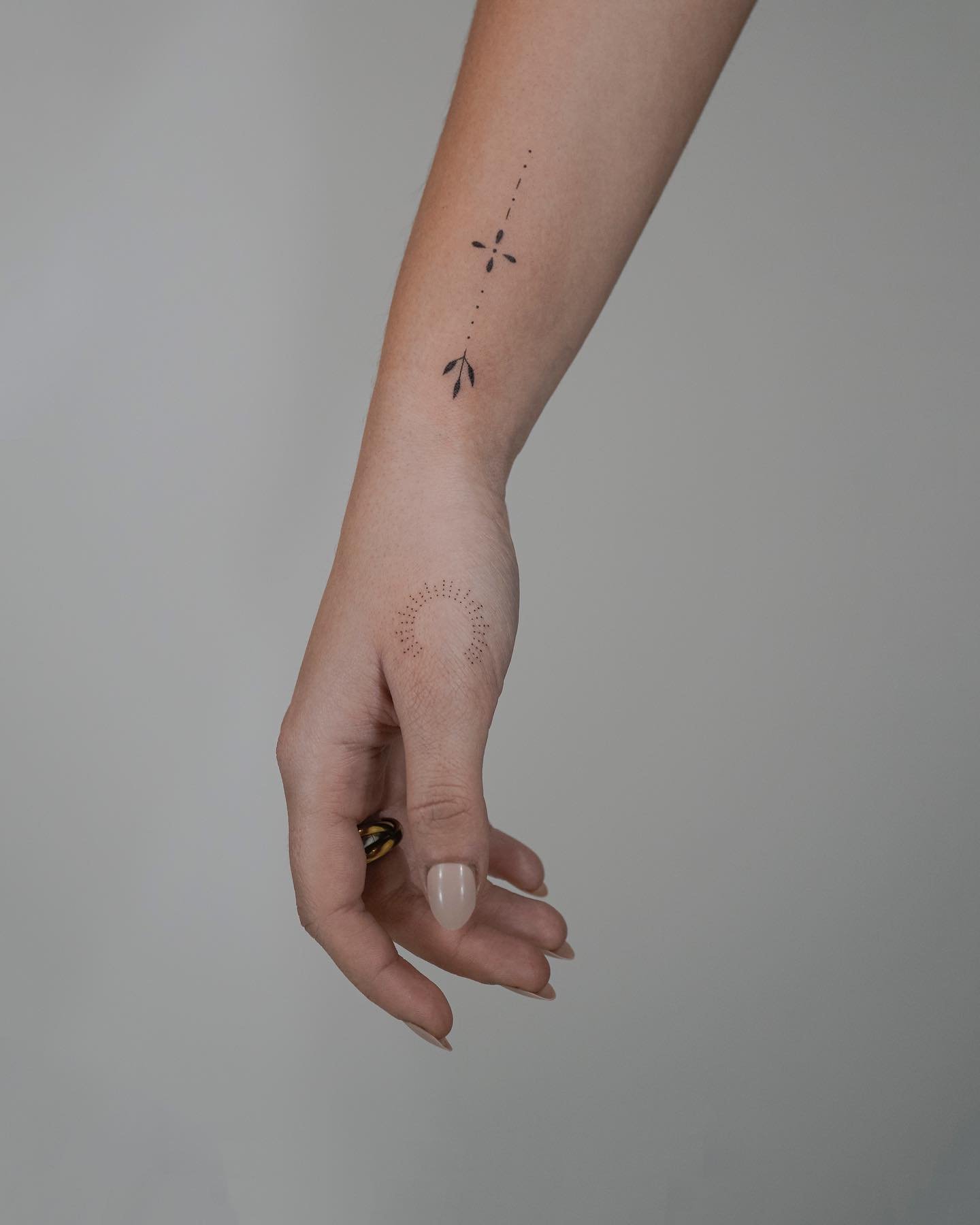Tatuaje de destellos en mano, línea fina Sinkply Madrid