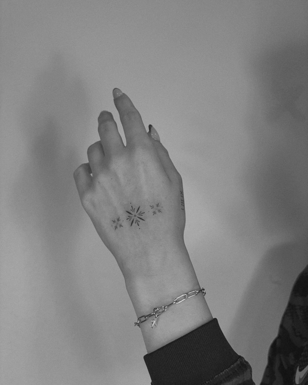 Tatuaje de destellos en mano, línea fina Sinkply Madrid
