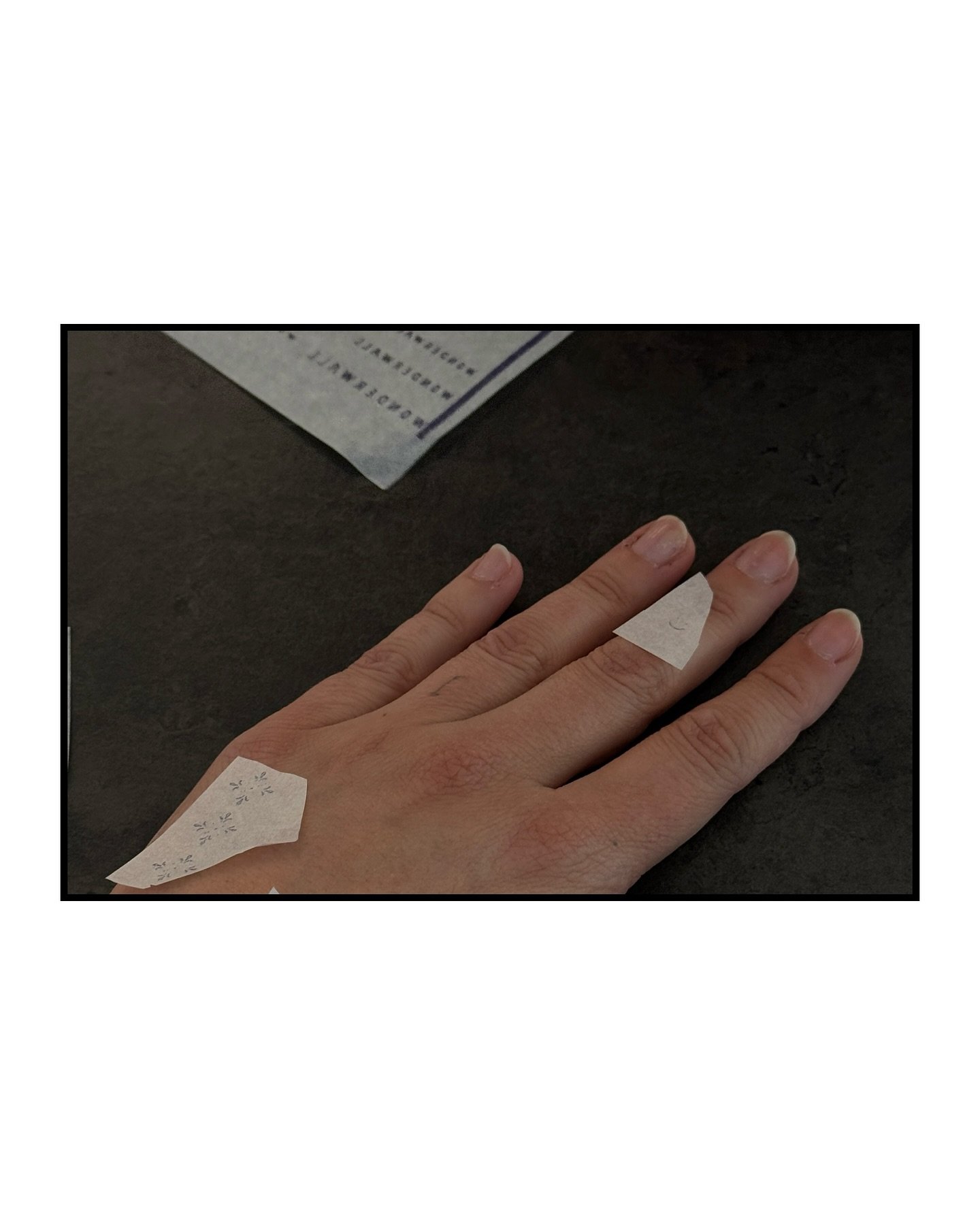 Tatuaje de destellos en mano, línea fina Sinkply Madrid