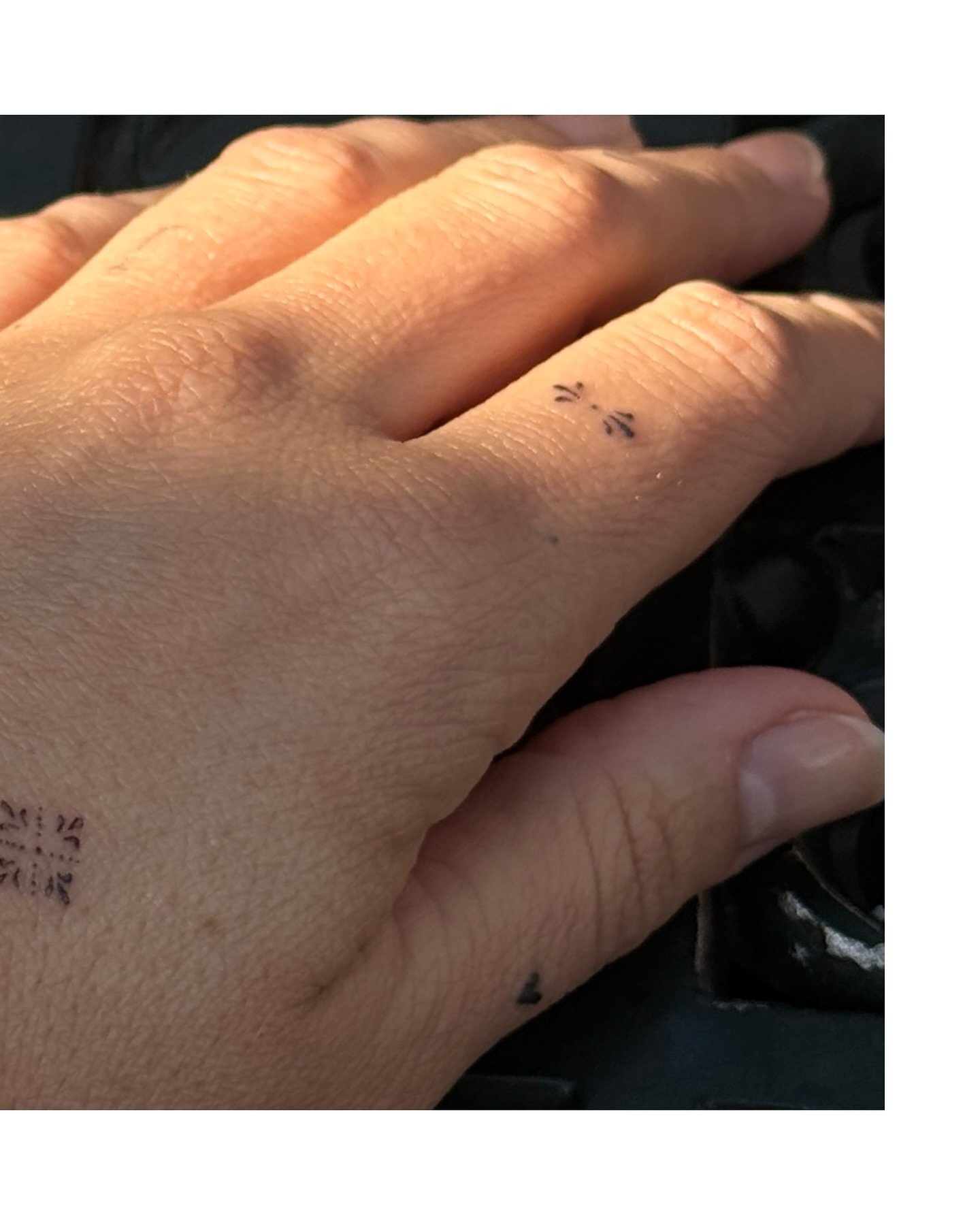 Tatuaje de destellos en mano, línea fina Sinkply Madrid