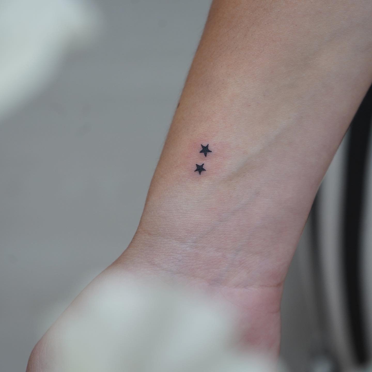 Tatuaje de destellos en muneca, línea fina Sinkply Madrid