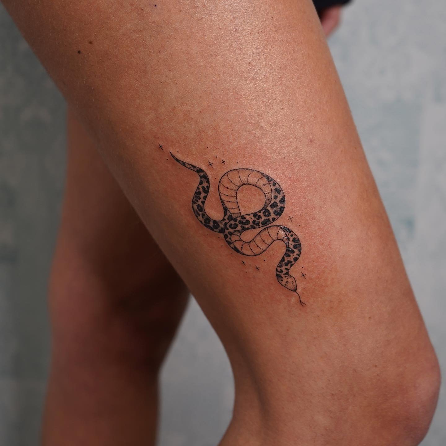 Tatuaje de destellos en muslo, línea fina Sinkply Madrid