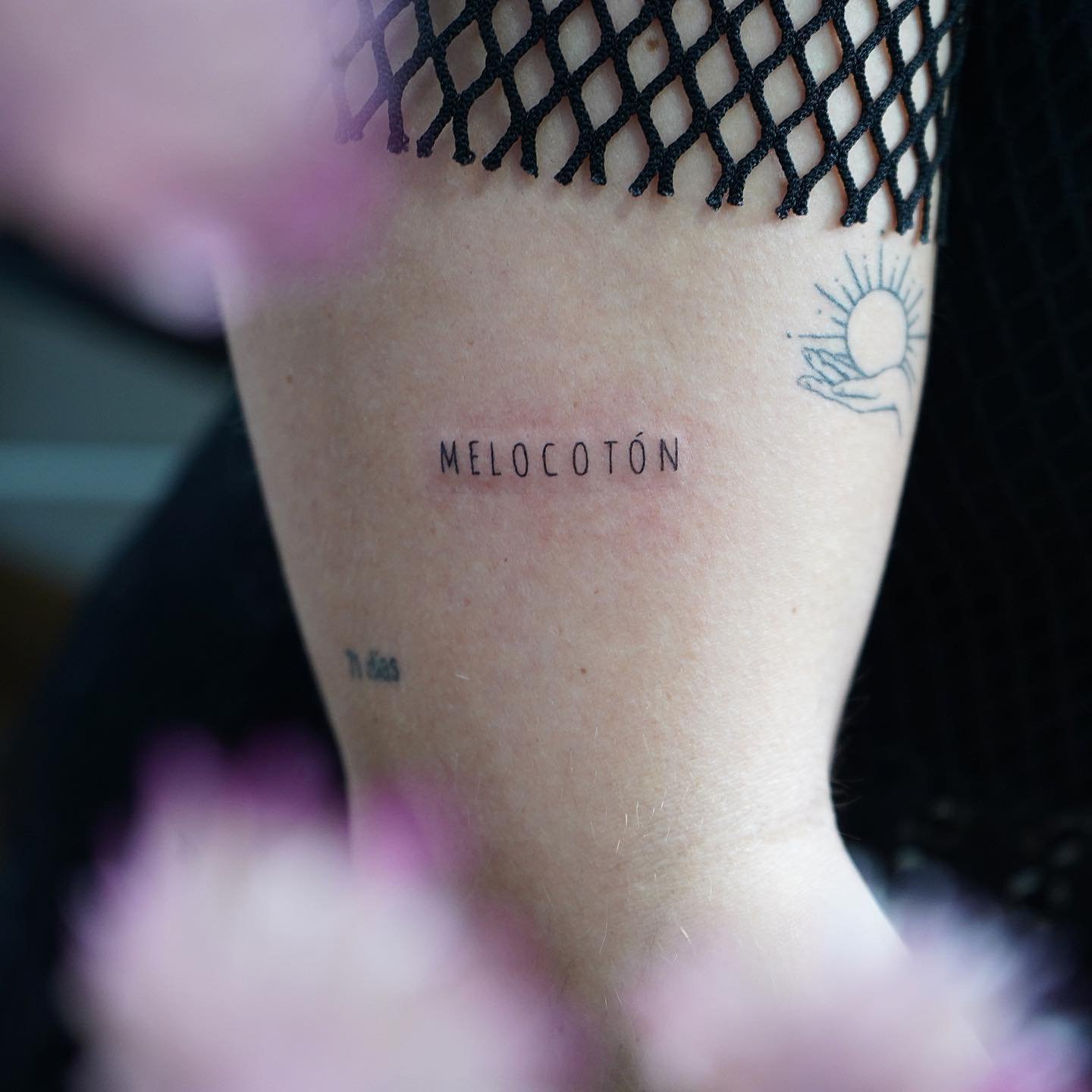 Tatuaje de destellos en muslo, línea fina Sinkply Madrid
