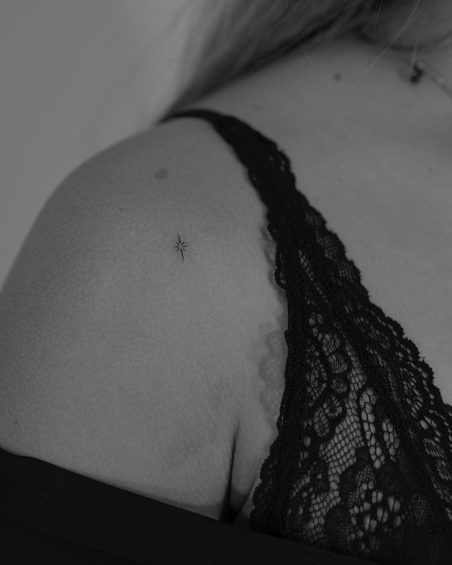 Tatuaje de destellos en muslo, línea fina Sinkply Madrid