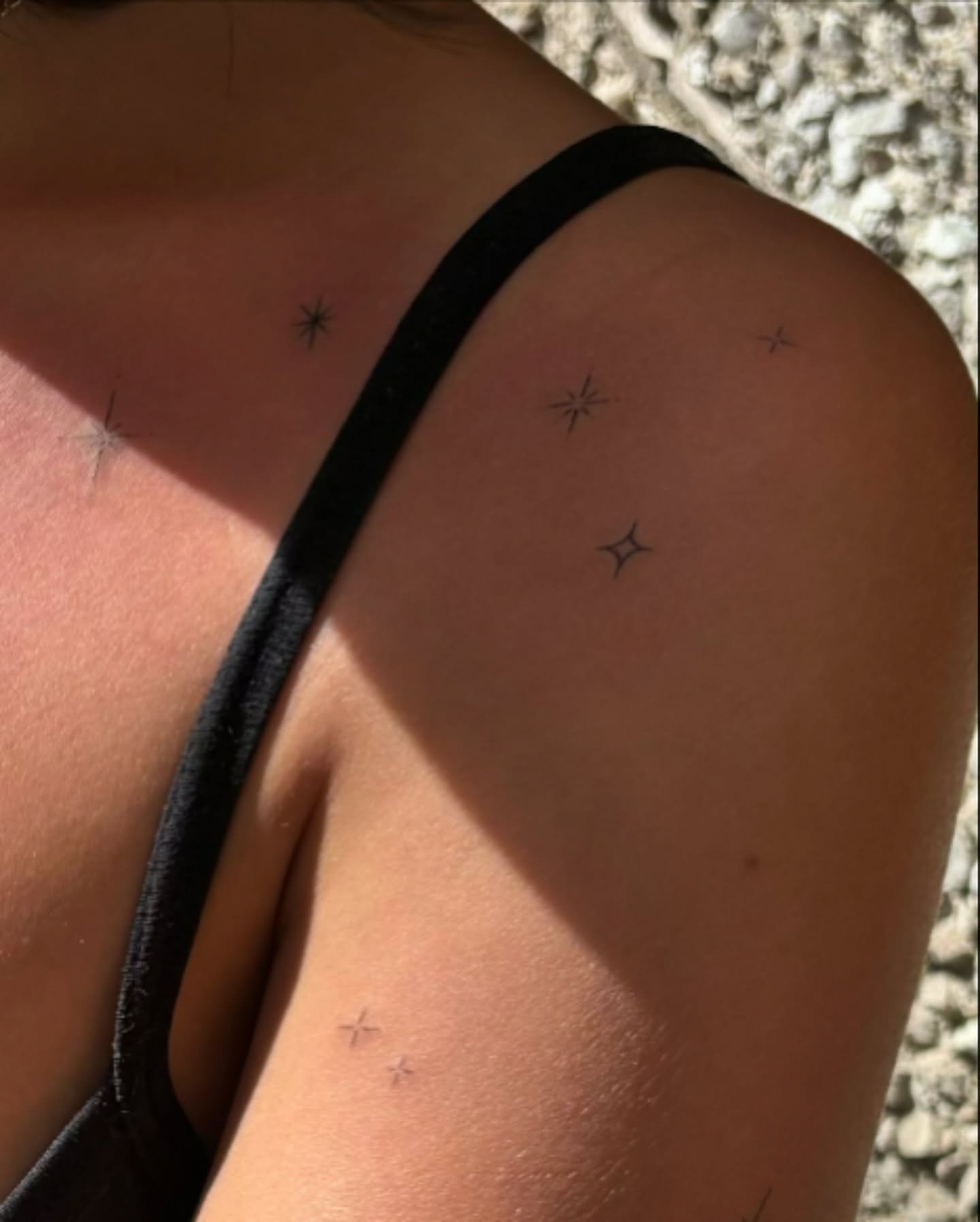 Tatuaje de destellos en muslo, línea fina Sinkply Madrid