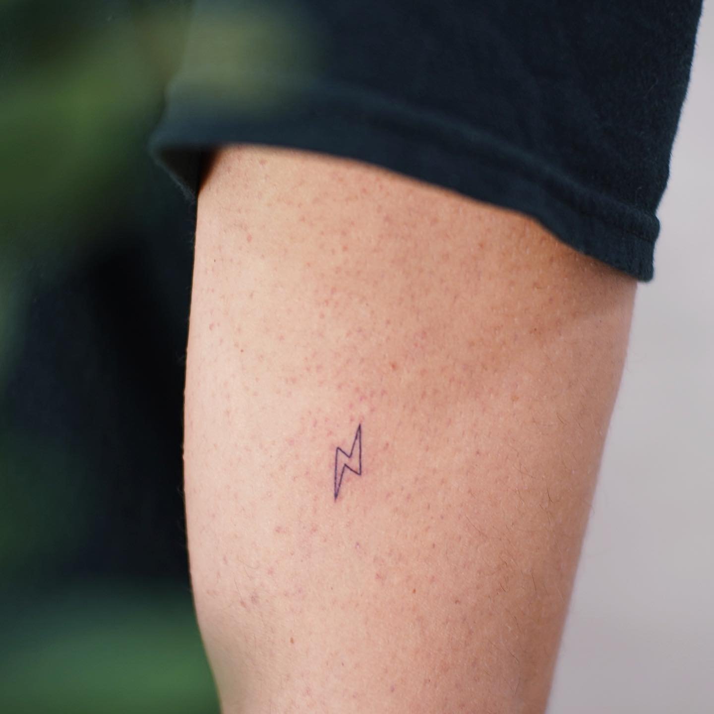 Tatuaje de destellos en muslo, línea fina Sinkply Madrid