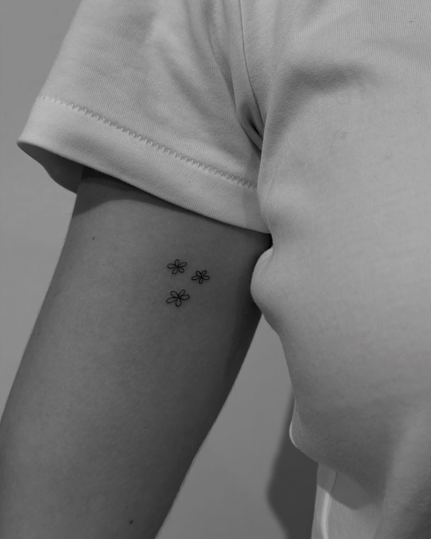 Tatuaje de destellos en muslo, línea fina Sinkply Madrid