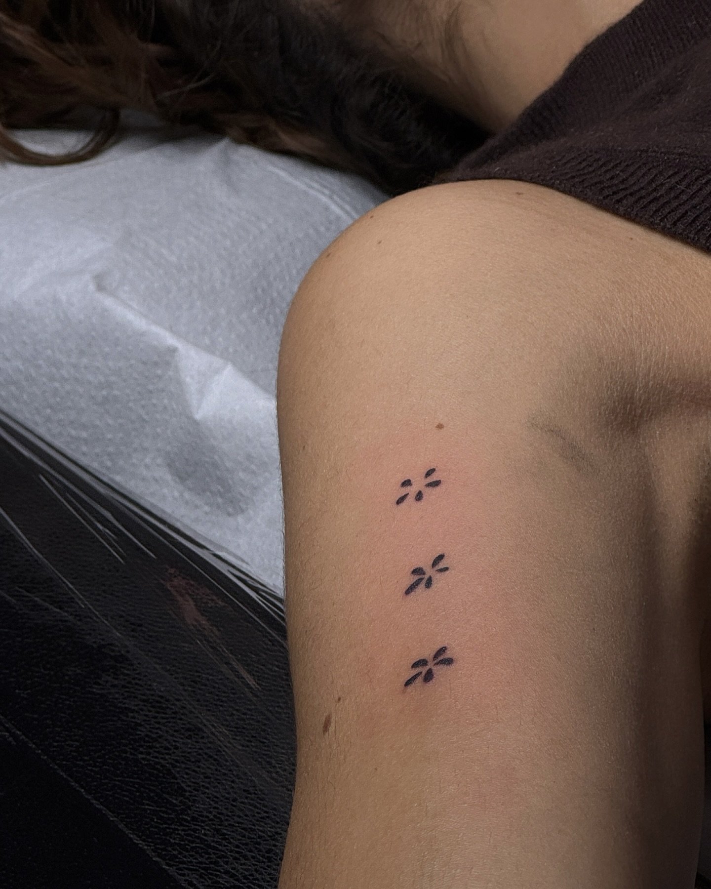 Tatuaje de destellos en muslo, línea fina Sinkply Madrid