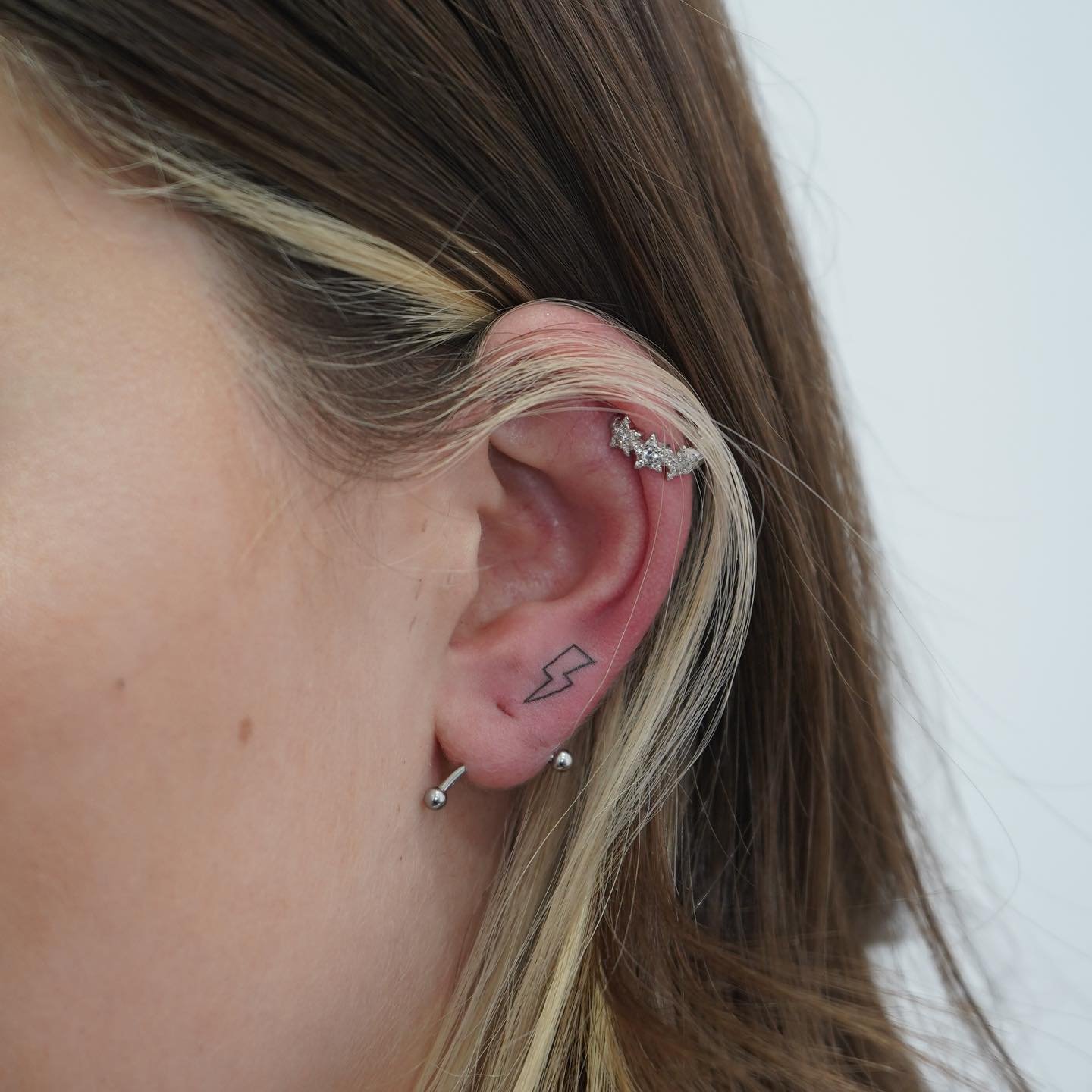 Tatuaje de destellos en oreja, línea fina Sinkply Madrid